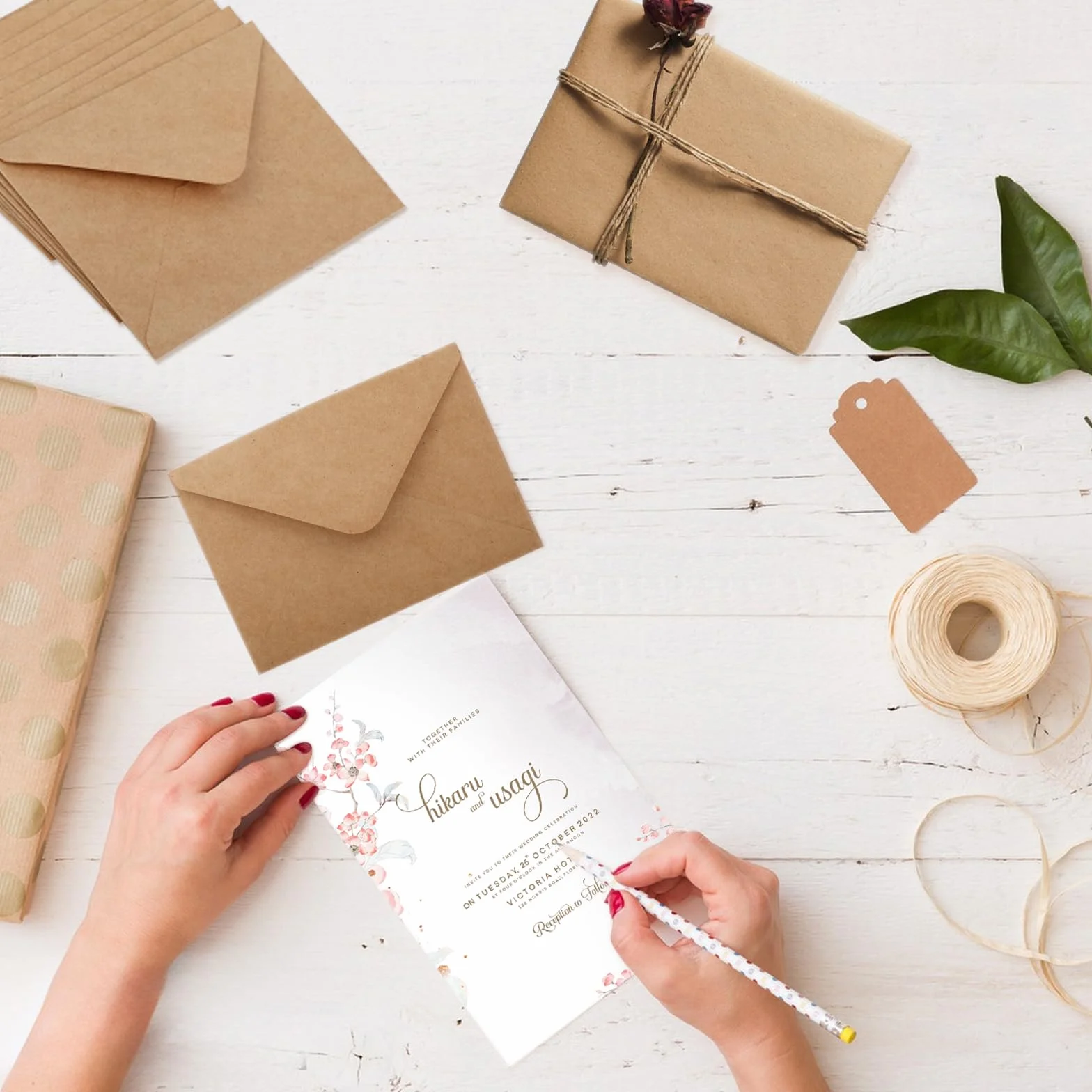 100 sztuk Kopert z papieru Kraft 13x18 - Koperty B6, brązowy papier kraft 120g/m², z klejeniem na mokro, idealne na listy, kartki okolicznościowe, zaproszenia, kartki urodzinowe itp.