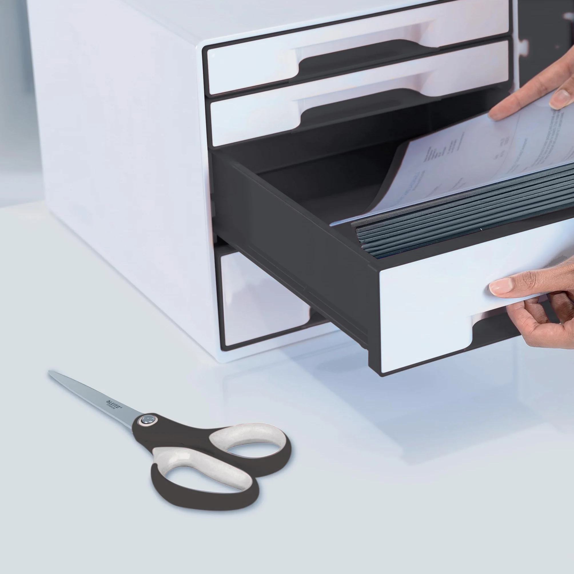 Leitz Nożyczki Tytanowe WOW 6,7x1,5x15 cm Ergonomiczny Czarny