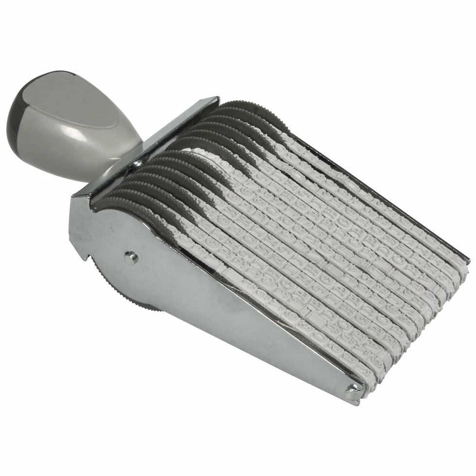 Rayher pieczątka na taśmie słownej 13 regulowanych taśm z literami cyframi znakami wysokość czcionki 4 mm długość tekstu 6,8 mm metal 2,35x1,3x0,5 cm