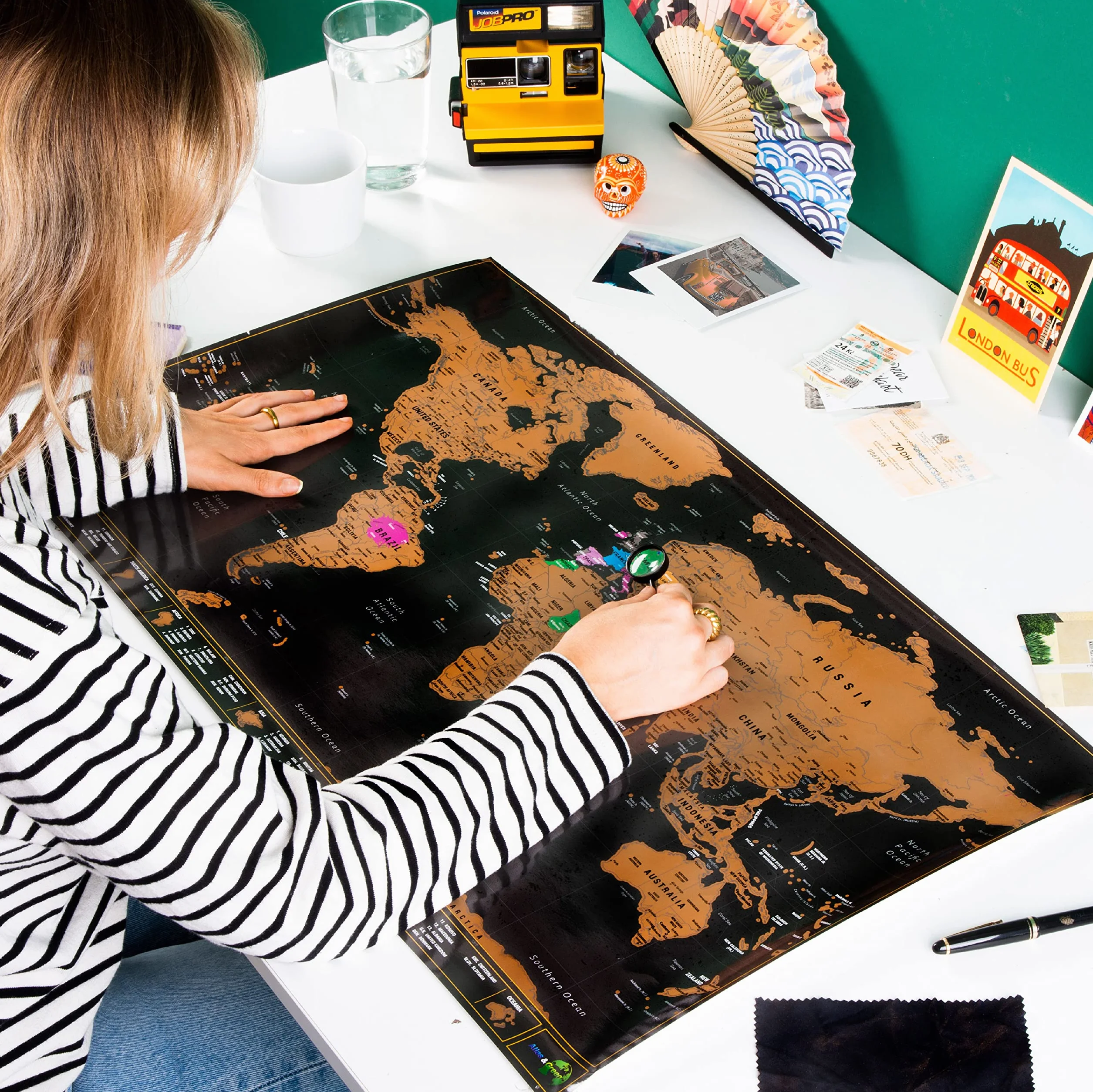 Atlas & Green Duża Mapa Świata Do Zdrapywania 70x42 cm Zestaw