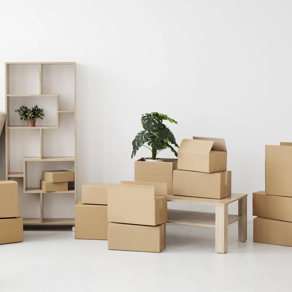 Opakowanie 25 kartonów ze wzmocnionego kartonu o wymiarach 25 x 20 x 15 cm i prostym K, wyprodukowane w Hiszpanii z kartonu pochodzącego z recyklingu, wytrzymałe do wysyłki, przechowywania i