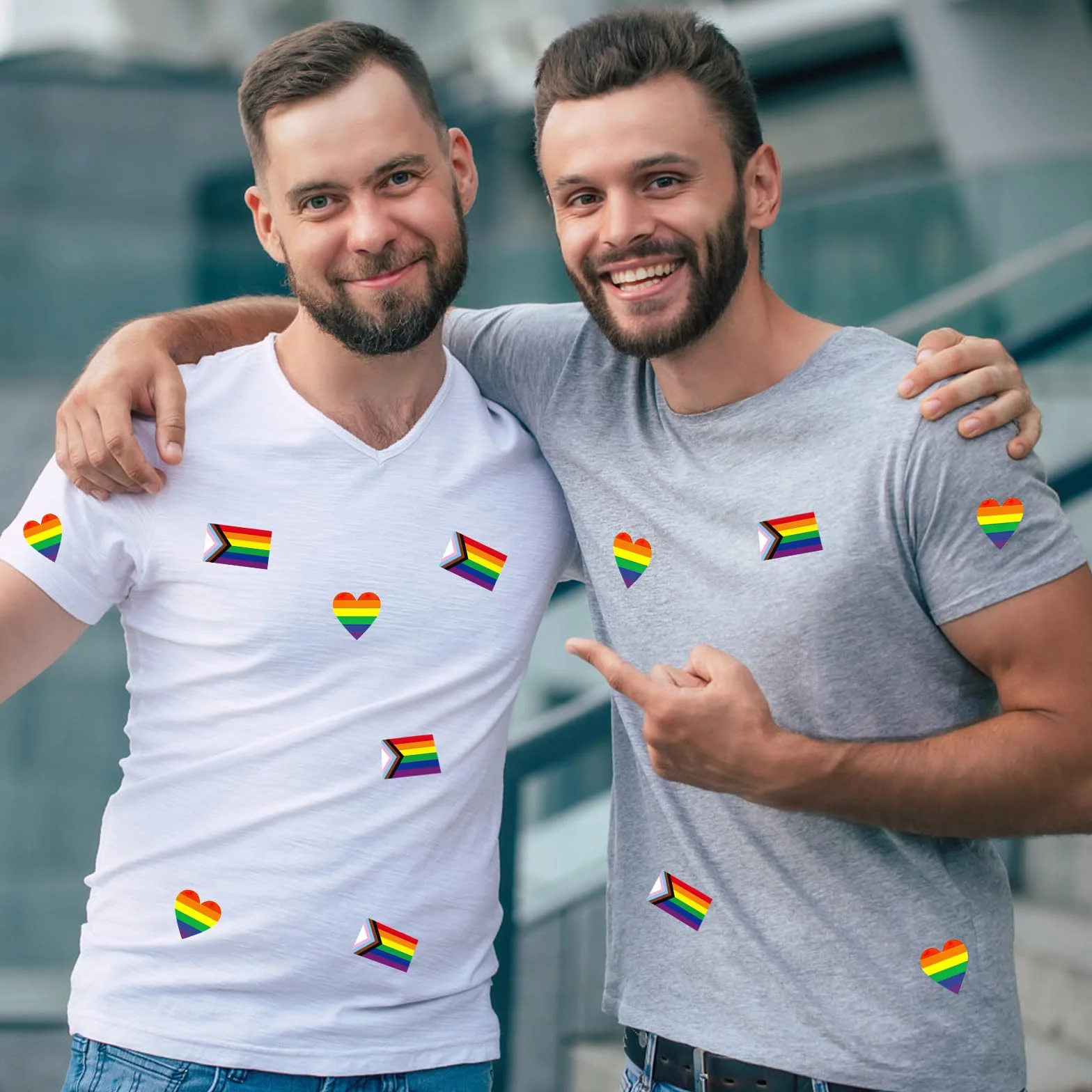 VOSSOT 1000 sztuk naklejek tęczy LGBTQ, 4 tęczowe bransoletki, naklejki w kolorze tęczy, naklejki Pride, naklejki LGBTQ, naklejki Gay Pride, samoprzylepne naklejki tęczowe, akcesoria Pride