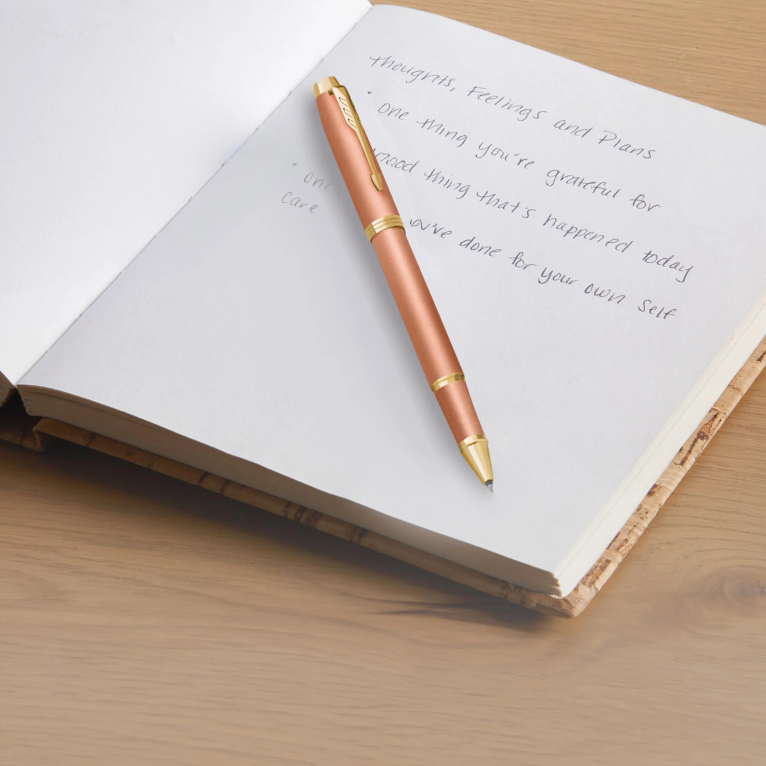 Pióro kulkowe Parker IM Writing Rituals, pomarańczowy odcień Uplifting Orange z gradientem i złotym wykończeniem, końcówka fine, czarny atrament, opakowanie prezentowe