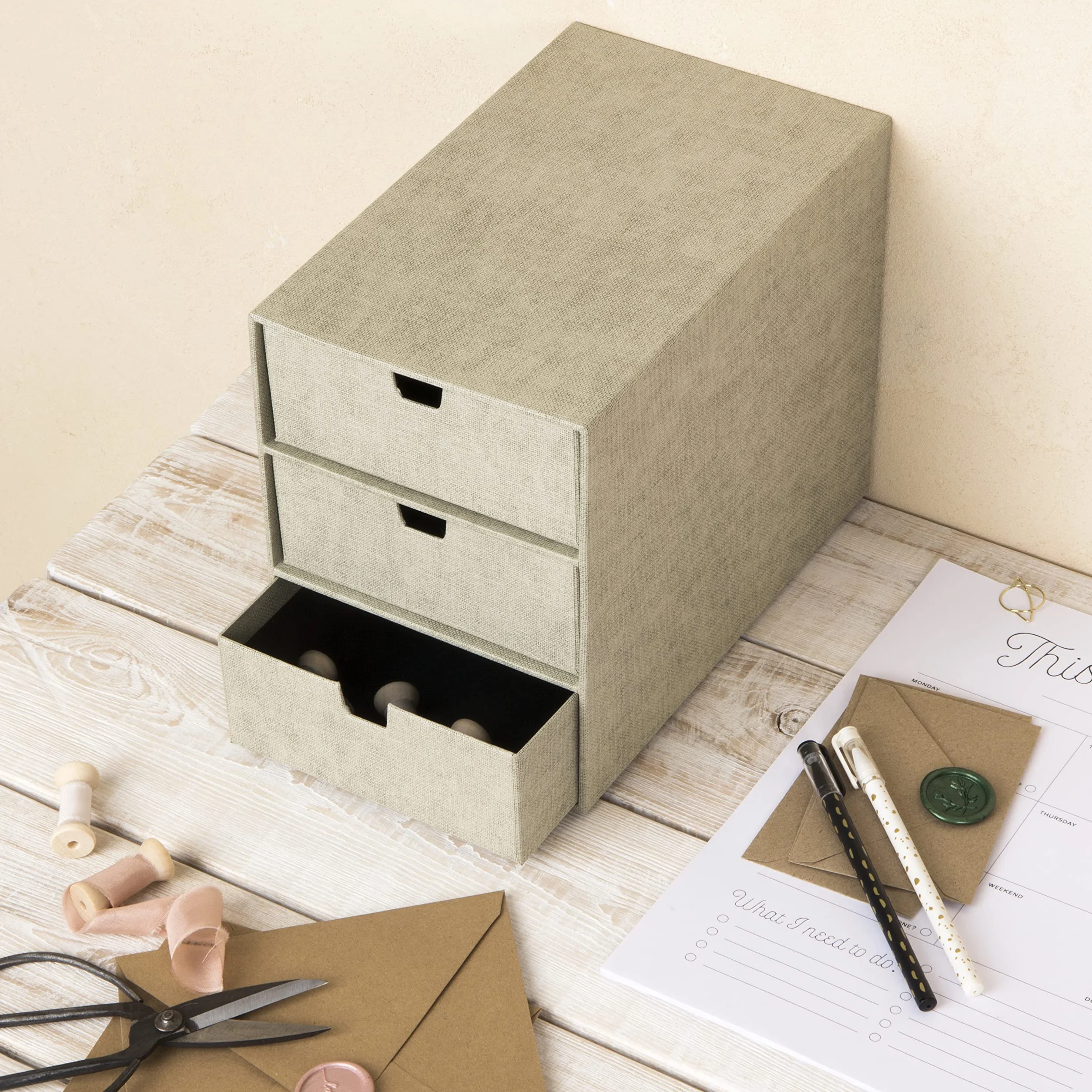BIGSO BOX OF SWEDEN INGRID Pudełko z szufladami na dokumenty i artykuły biurowe – organizer na biurko z 3 szufladami – system odkładania z płyty pilśniowej i papieru o wyglądzie lnu, kolor beżowy