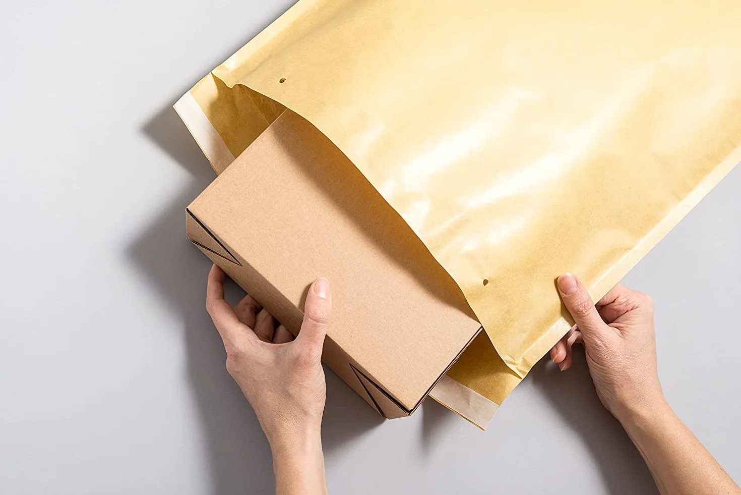 Brązowe wyściełane koperty z papieru bąbelkowego z polietylenu, torby wysyłkowe z pojemnością na dokumenty - Ofituria (10 kopert, 120 x 220 mm)