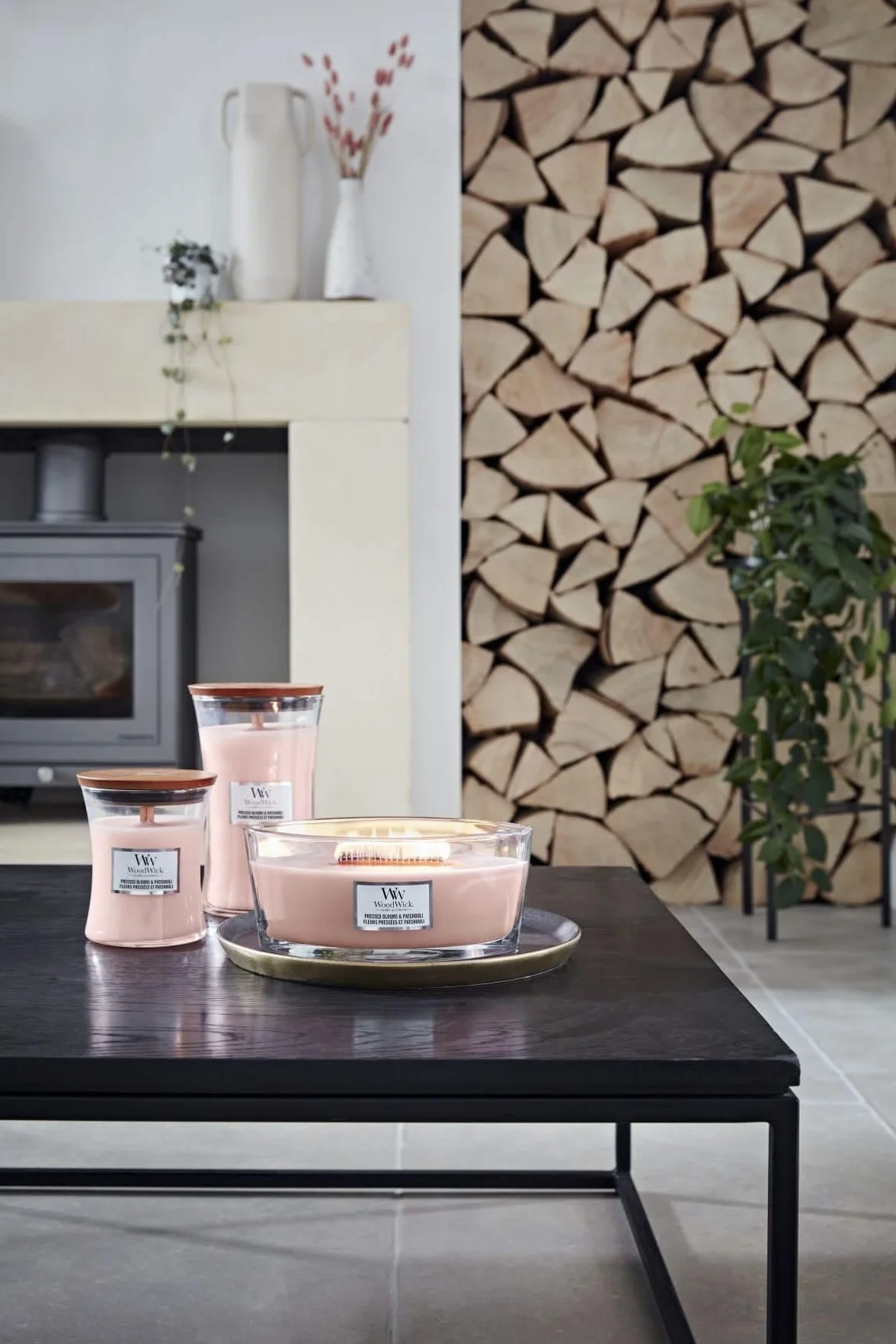Woodwick Tłoczone kwiaty i paczula 610 g