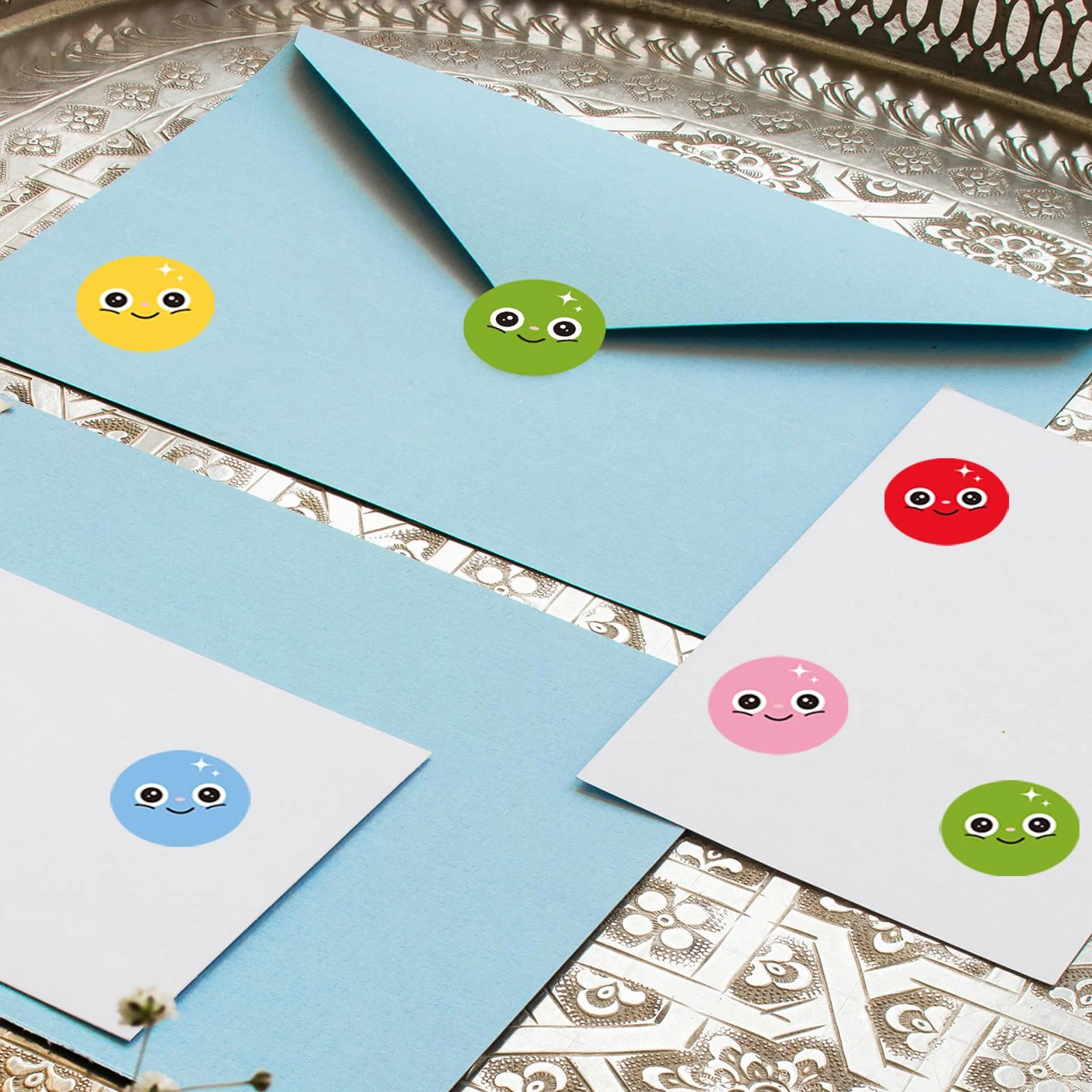 500szt Naklejki Happy Smile Face, 2,54cm Naklejka Happy Face Rolka 8 Kolorów Usmiechnieta Buzka Naklejki z Nagrodami dla Nauczycieli dla Dzieci Nagroda dla Nauczycieli Materialy Rekodzielnicze