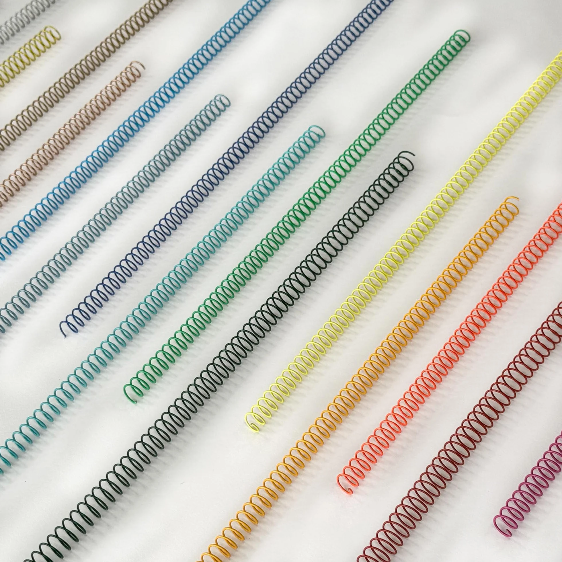 DHP - Spirala Metal Skok 5:1, 10 mm, A4, MiniPACK Różne pudełko 25, kolory standardowe i specjalne, 60 arkuszy