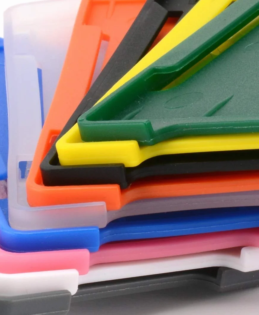 Białe jednostronne sztywne wsuwane uchwyty na identyfikatory z otwartą twarzą poziomy/krajobrazowy plastikowy ochraniacz na przepustkę - mieści 86 mm 54 mm cr80 rozmiar karty kredytowej opakowanie 100