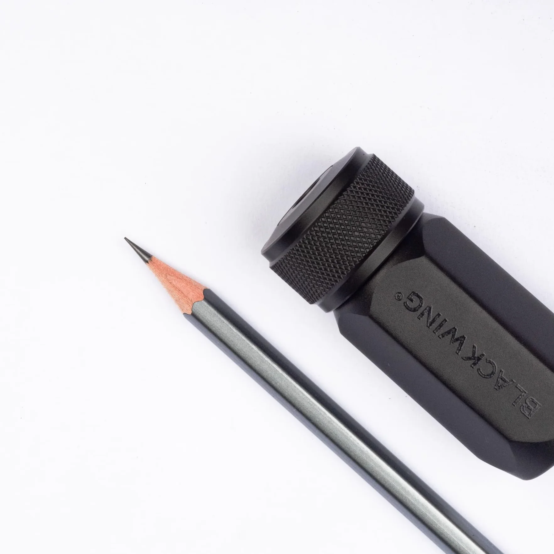 Blackwing Jednostopniowa ostrzałka z długim ostrzem, niemieckie ostrze stalowe, tworzy ostry długi zakrzywiony punkt, łatwa w użyciu, czarna, 1 sztuka