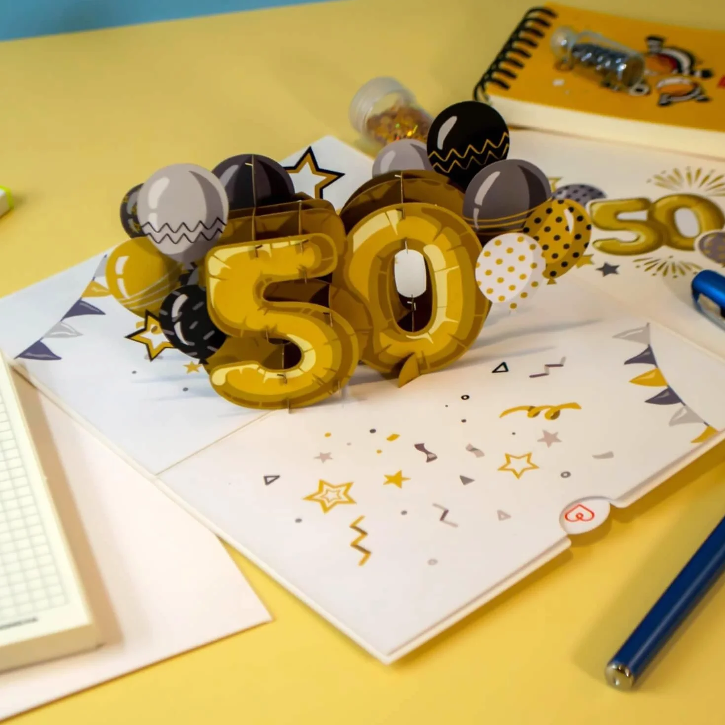 papercrush® Kartka pop-up na 50. urodziny – ręcznie wykonana kartka urodzinowa 3D dla kobiet i mężczyzn (50 lat), z życzeniami z okazji 50. urodzin – specjalna kartka z życzeniami z kopertą