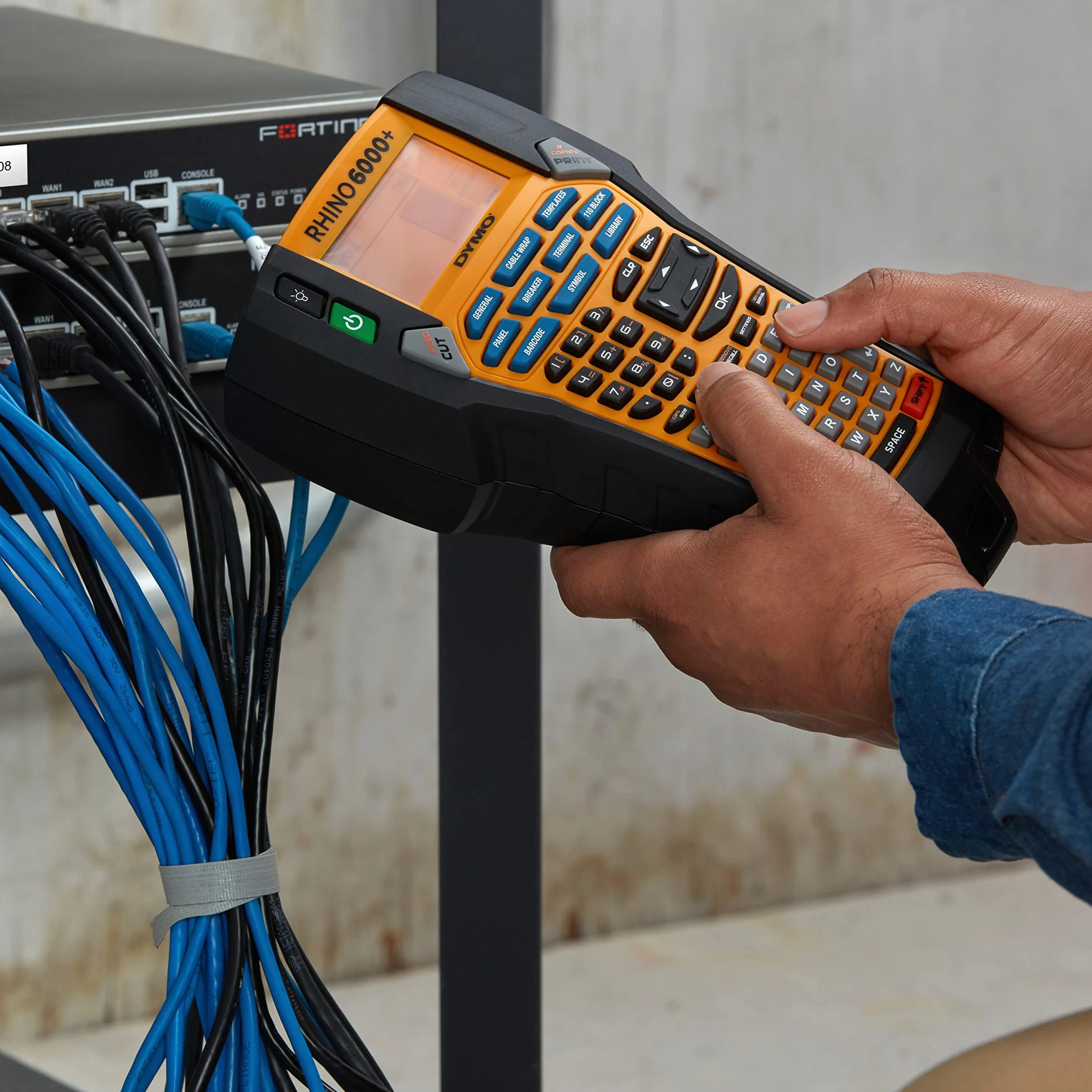 DYMO Rhino 6000+ – Przemysłowa drukarka etykiet | Podłączana do komputera drukarka etykiet z twardym futerałem