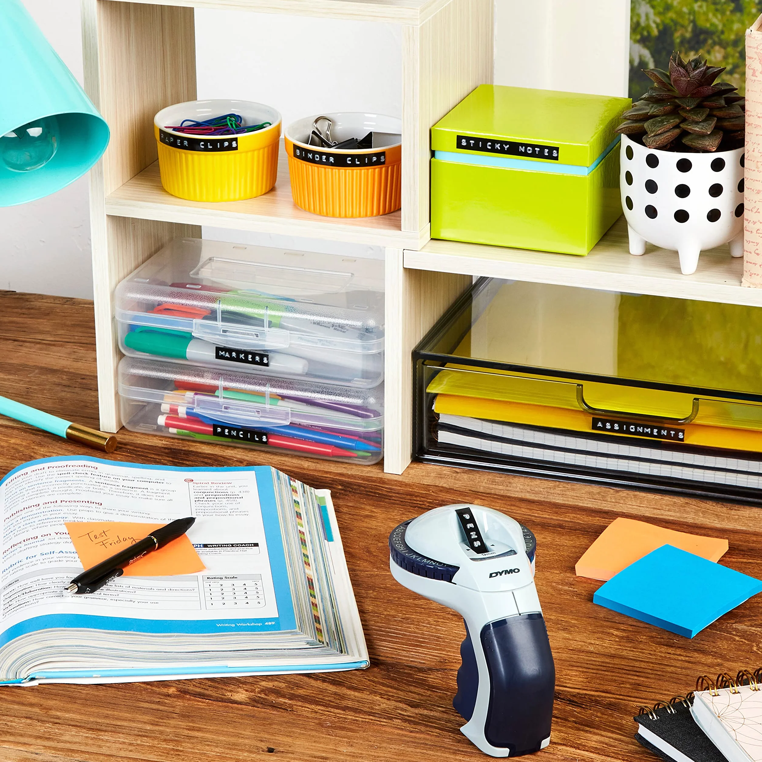DYMO Maszyna do wytłaczania etykiet z 3 taśmami do etykiet, zestaw startowy Omega Label Maker | mały, ergonomiczny design z kółkiem obrotowym | do domu, majsterkowania i rękodzieła (€, Å, Ä, Æ i Ö)