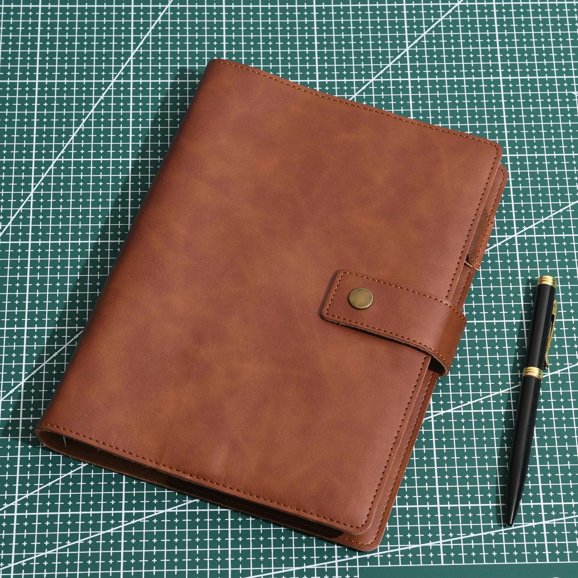 Wonderpool Binder skórzany dziennik zestaw wielofunkcyjny do wielokrotnego napełniania notatnik spiralny pamiętnik - kratka w kropki papier i kieszenie wewnętrzne z prawdziwej (Kawowy, A5)