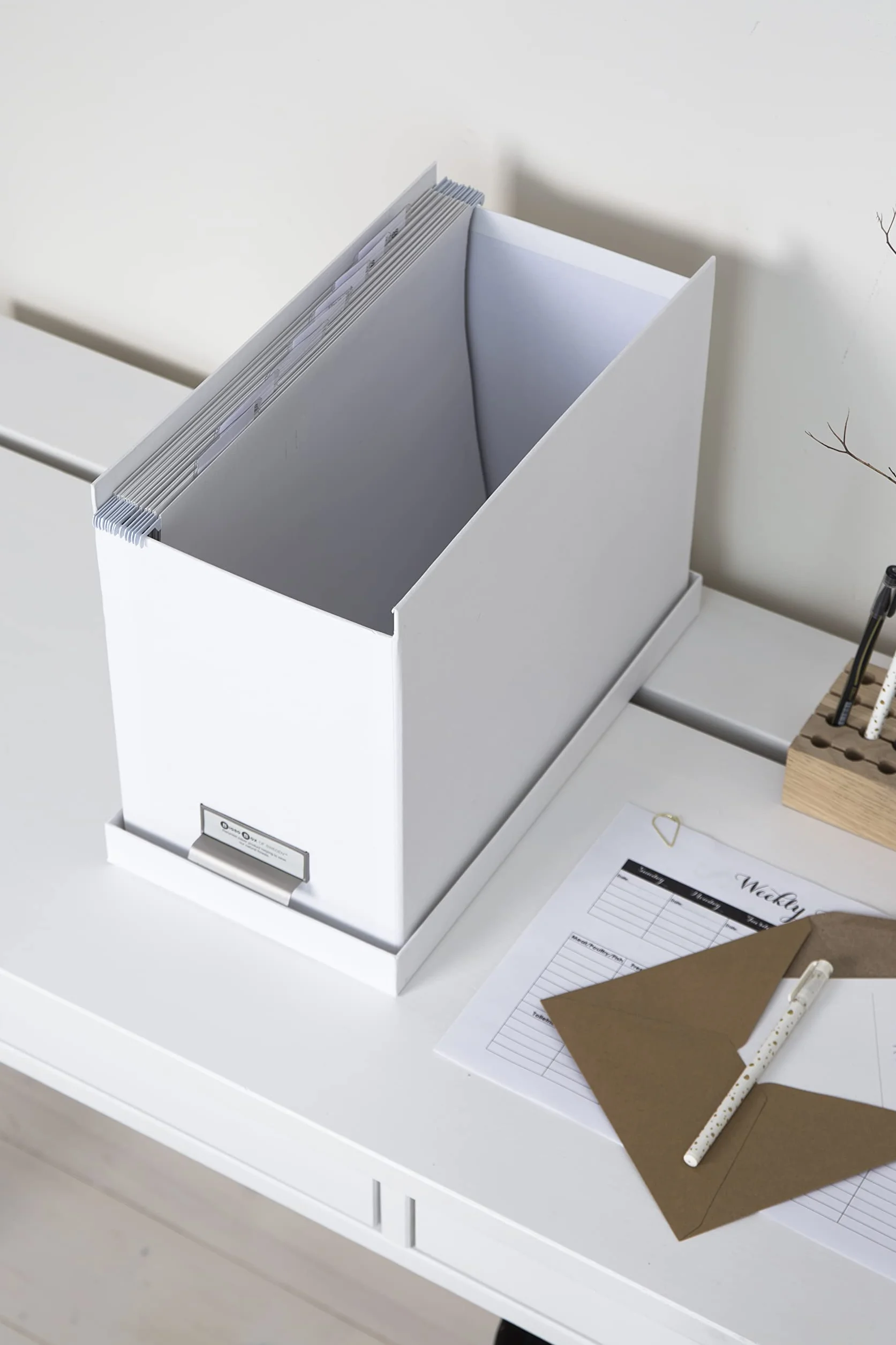 Bigso Box of Sweden JOHAN wiszące pudełko na teczki z pokrywką, płyta pilśniowa, papier, biały