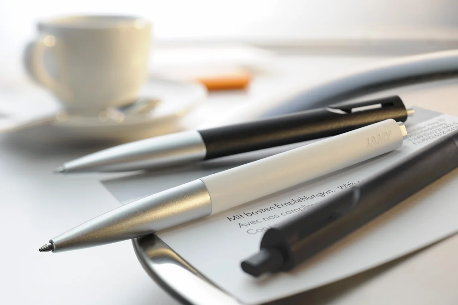 LAMY noto długopis 283 biało-srebrny mechanizm naciskowy wkład o dużej pojemności linia M