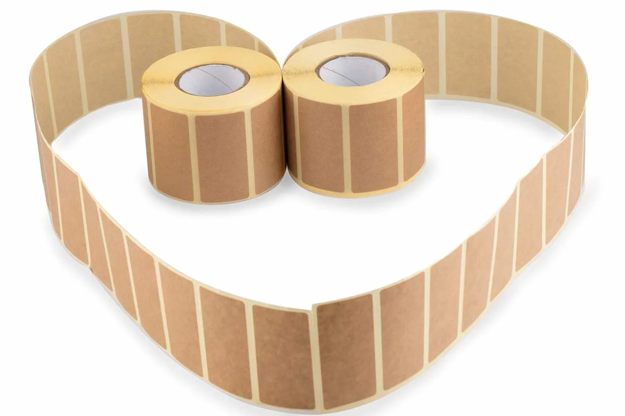 2,000 (2 rolki, 1000/rolka) 60 x 30 mm naklejki w kolorze naturalnym brązowym Samoprzylepne etykiety wysyłkowe, czyste naklejki, etykiety do słoików i puszek konserwowych, perforowane