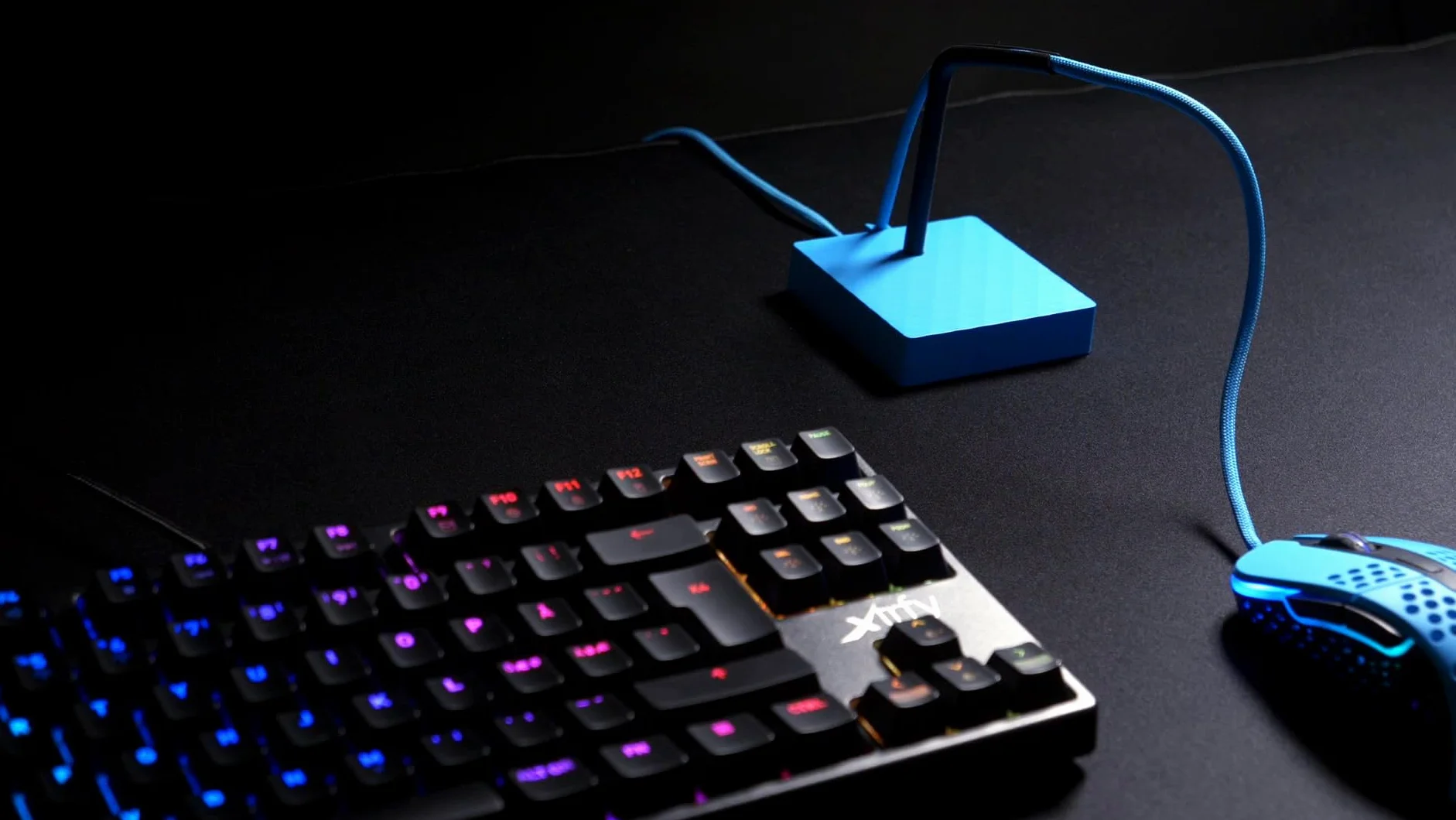 Xtrfy B4 Mouse Bungee, elastyczny uchwyt na kabel myszy, antypoślizgowy, Miami Blue