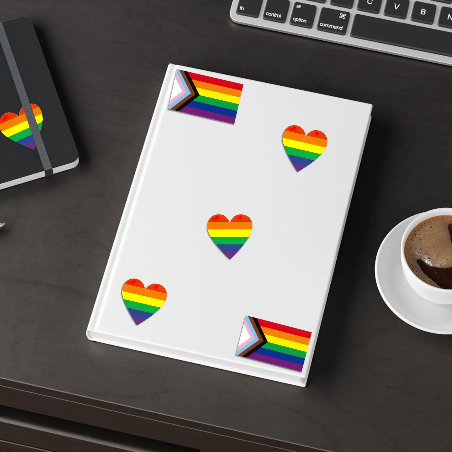 VOSSOT 1000 sztuk naklejek tęczy LGBTQ, 4 tęczowe bransoletki, naklejki w kolorze tęczy, naklejki Pride, naklejki LGBTQ, naklejki Gay Pride, samoprzylepne naklejki tęczowe, akcesoria Pride