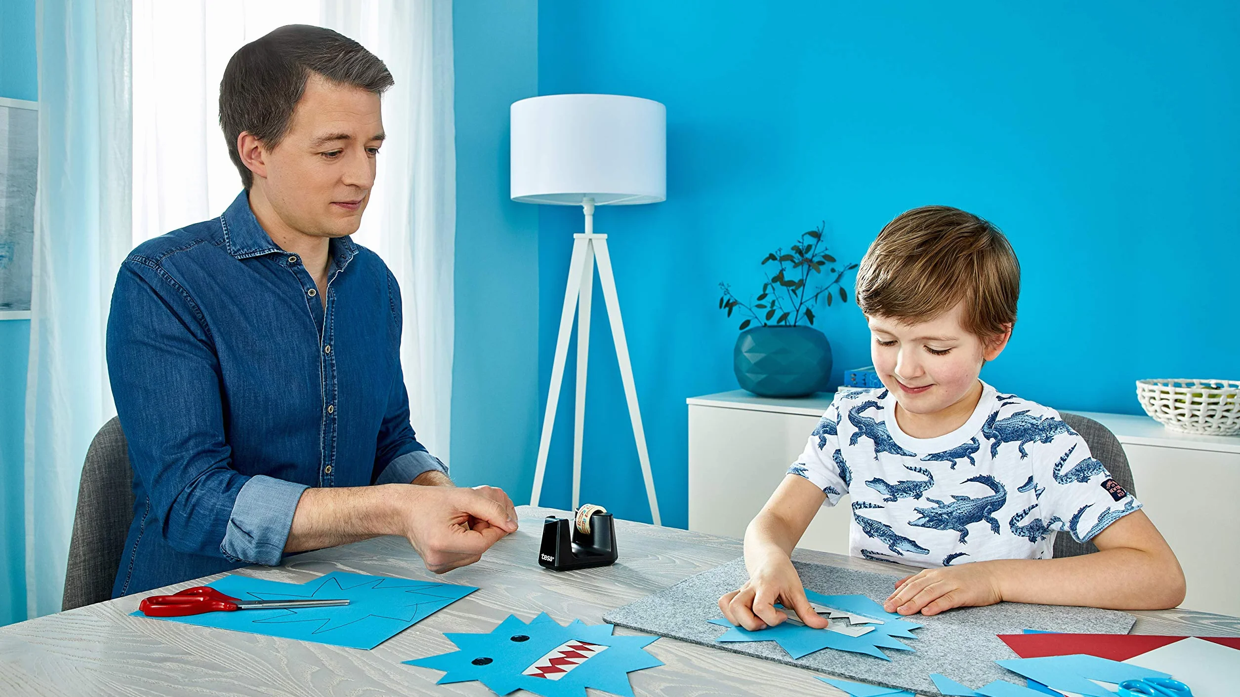 tesa® Easy Cut Smart dyspenser - solidny dozownik z funkcją antypoślizgową w kolorze czarnym i przezroczystą taśmą samoprzylepną - 1 transparentnych rolek tesafilm 10 m x 19 mm