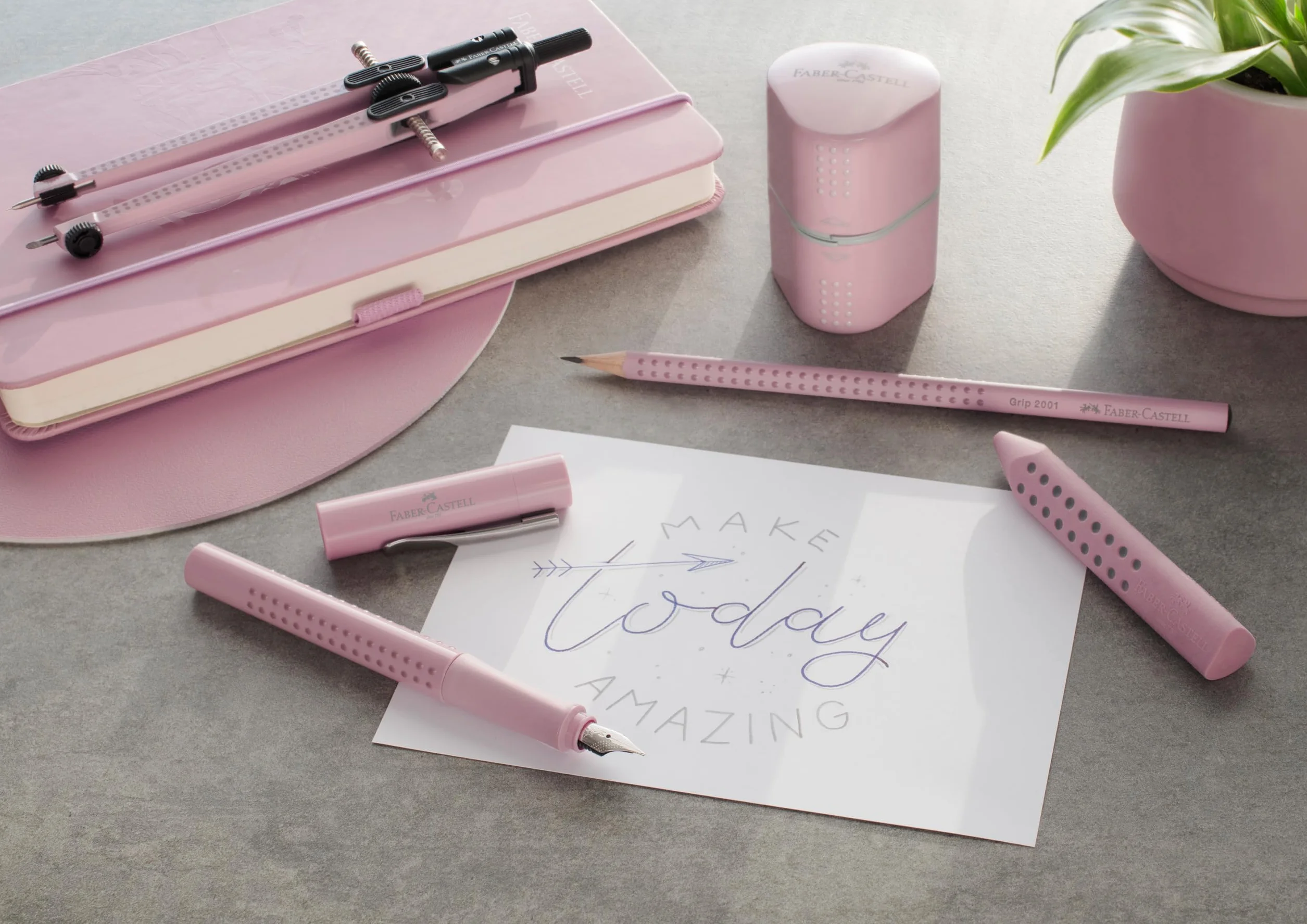 FABER-CASTELL 217084 – zestaw ołówków Sleeve, z temperówką, gumką do ścierania i 3 ołówkami, zestaw do pisania Grip 2001 Rose Shadows