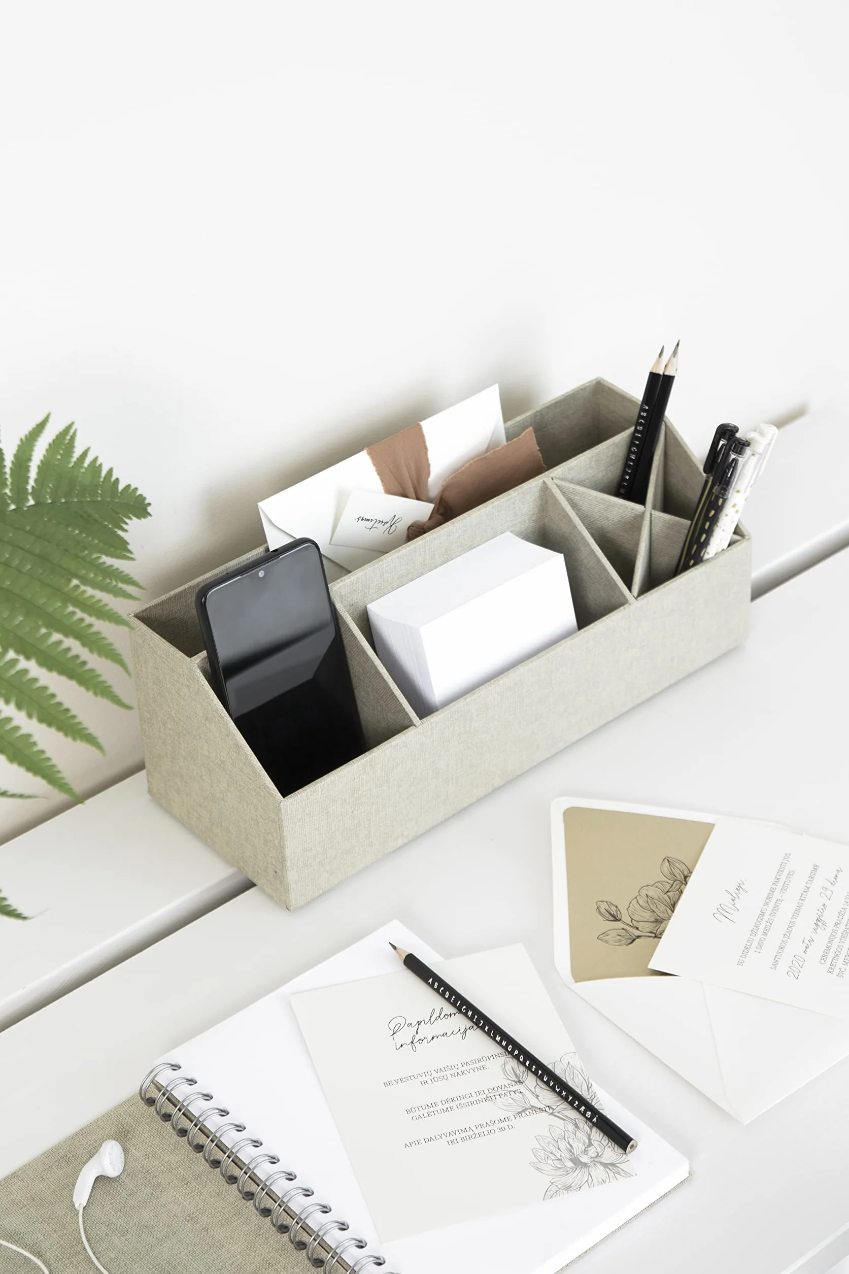 Bigso Box of Sweden Organizer na biurko z 4 przegródkami, do przechowywania notatek, spinaczy do papieru, długopisów itp. – uchwyt na długopisy z płyty pilśniowej i papieru o wyglądzie lnu, beżowy