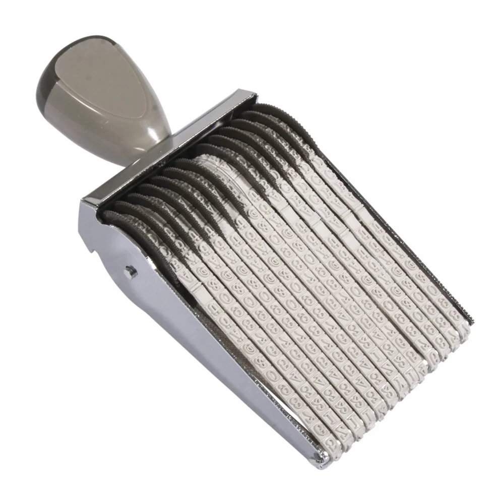 Rayher pieczątka na taśmie słownej 13 regulowanych taśm z literami cyframi znakami wysokość czcionki 4 mm długość tekstu 6,8 mm metal 2,35x1,3x0,5 cm