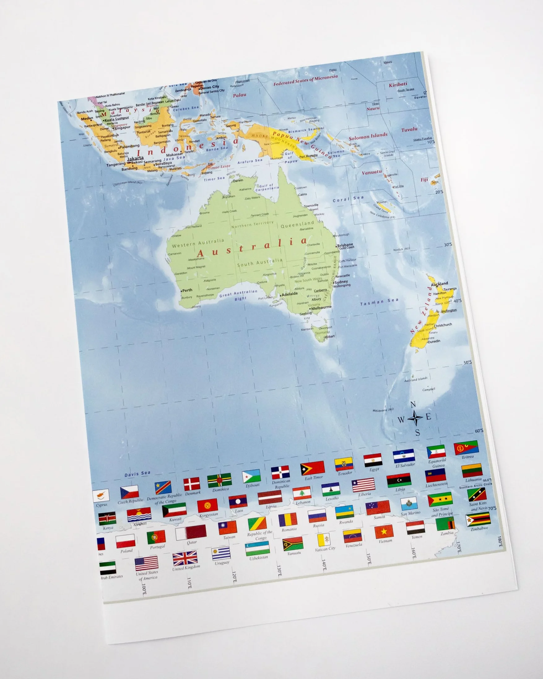 GeoMetro mapa świata 100x70 cm składana 2024 flagi świata