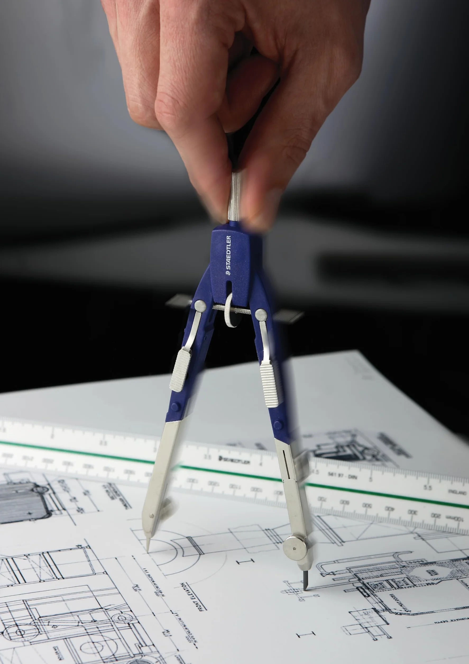 STAEDTLER Mars Comfort 552 01 cyrkiel, cyrkiel z szybką regulacją, wymienna igła, zginane uda, średnica koła kreślarskiego: 350 mm, długość: 170 mm, kolor: niebieski, srebrny, etui z klapką