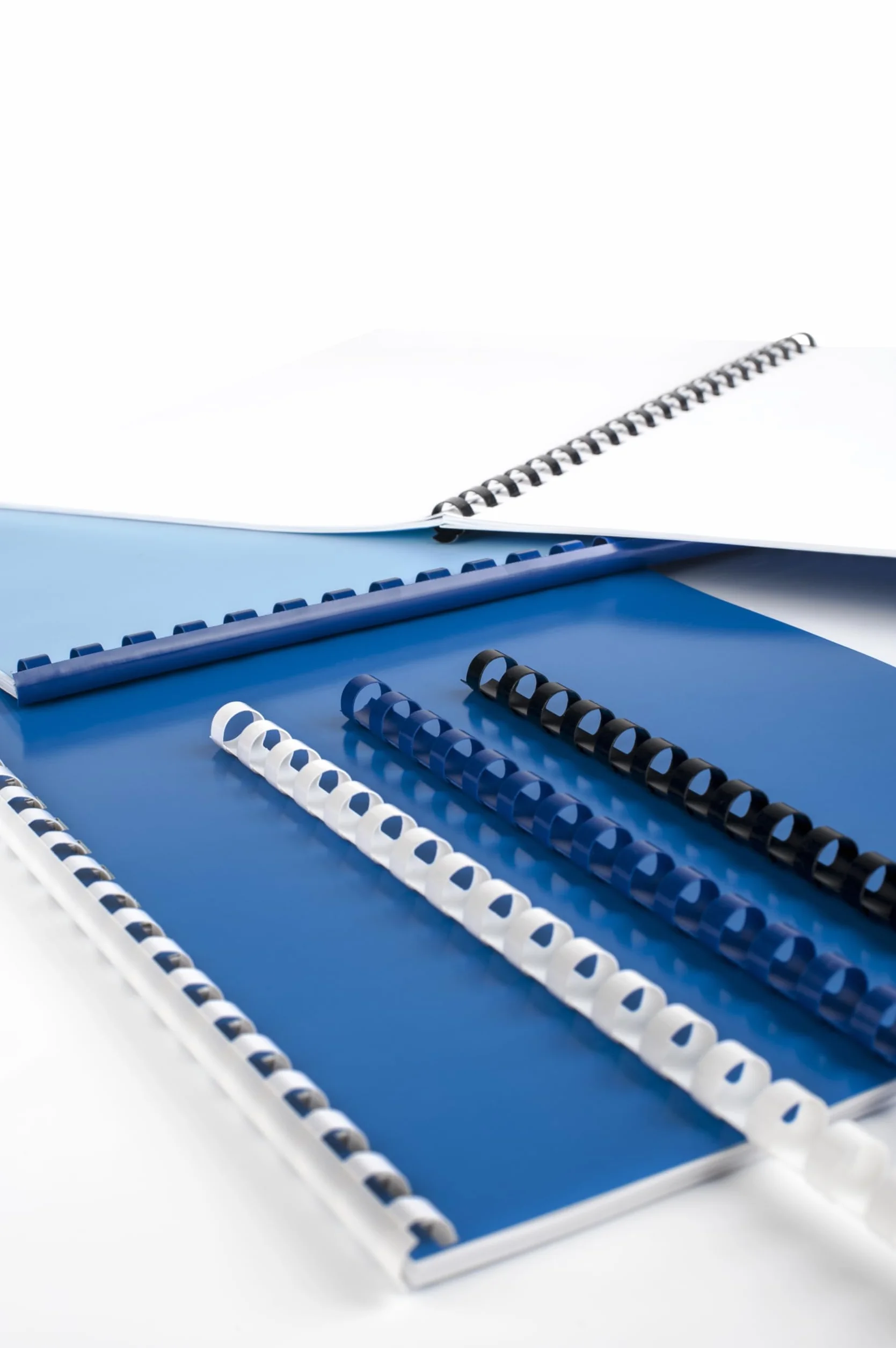 Pavo - Premium plastikowe grzbiety do bindowania 25 mm A4 białe, opakowanie 50 szt., 21-ringowy grzbiet, pojemność do 225 arkuszy - 8000845