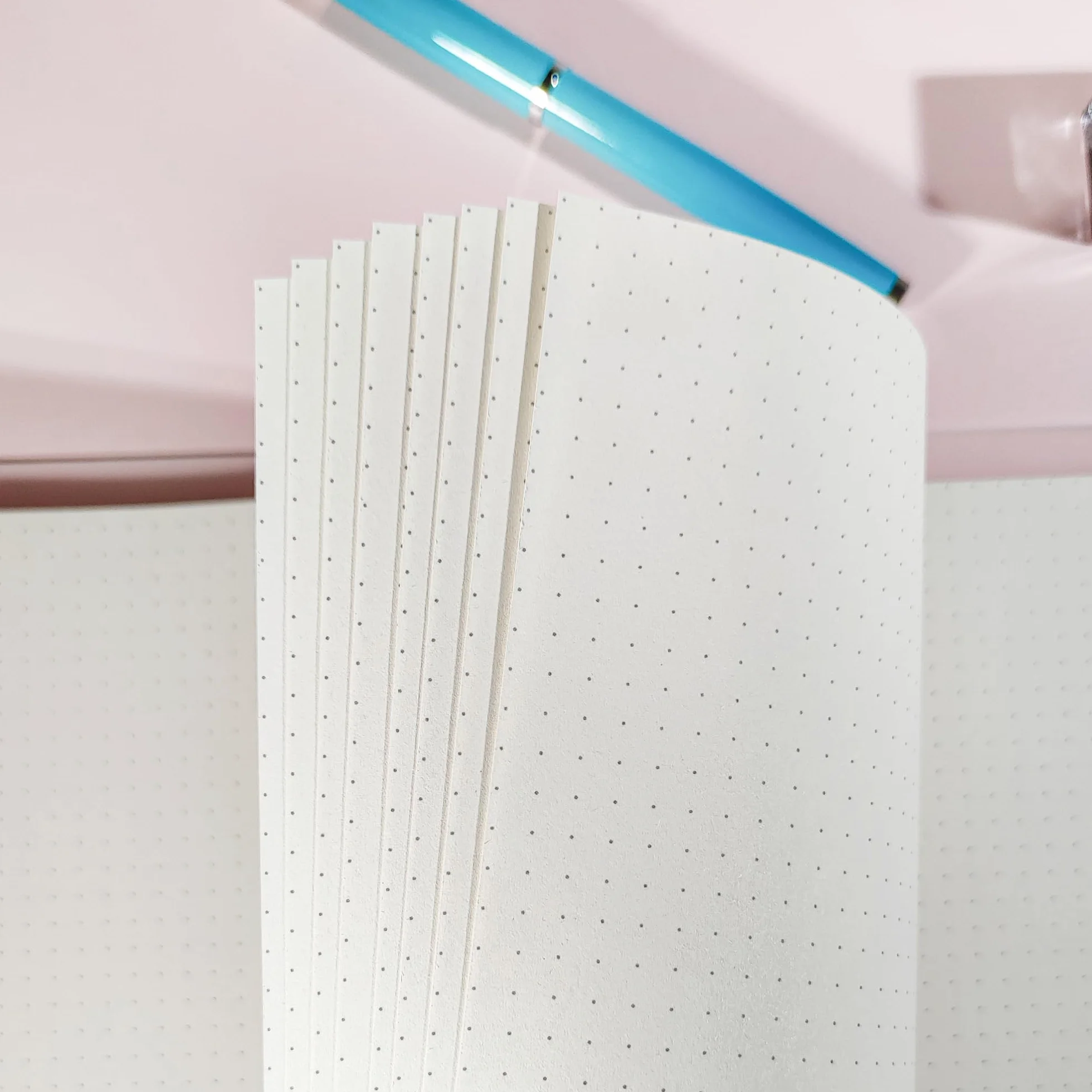 90 arkuszy papieru punktowego B5, 9 otworów, kropkowany papier uzupełniający do segregatorów pierścieniowych i Bullet Journaling – przyjazny dla środowiska papier biurowy (18 x 25,5 cm)
