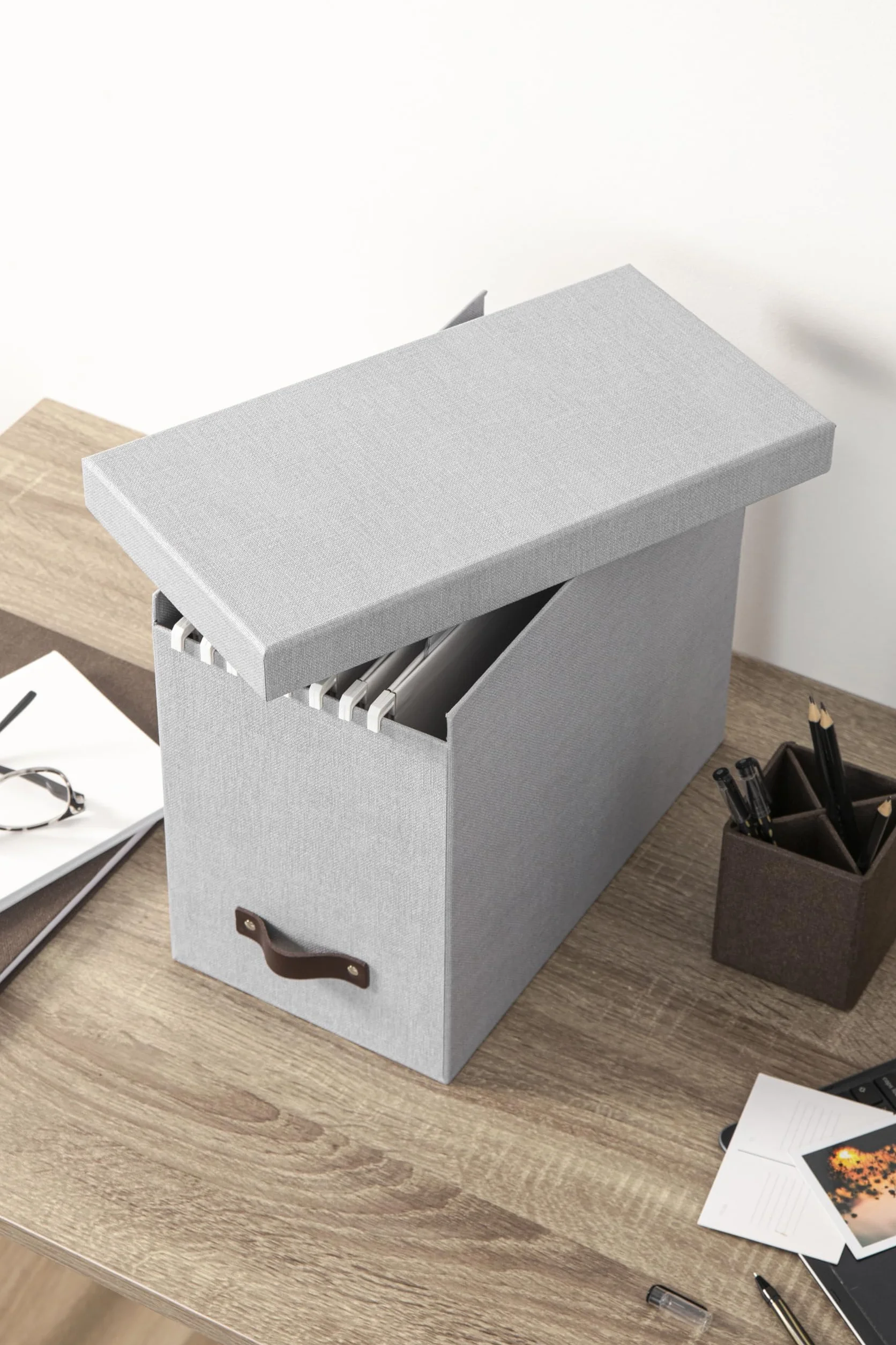 Bigso Box of Sweden JOHAN Pudełko archiwalne z pokrywką 8 zawieszanymi skoroszytami płyty pilśniowej papieru jasnoszare