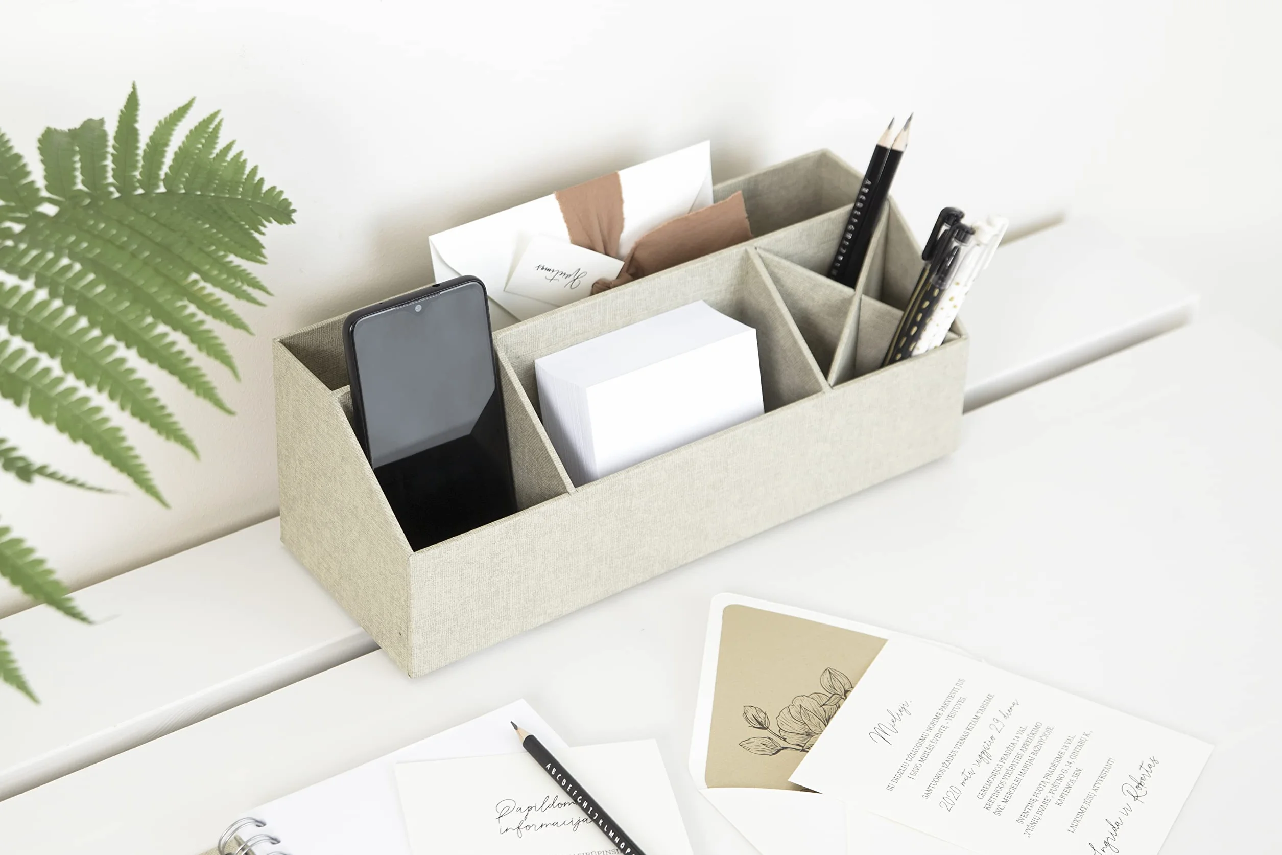 Bigso Box of Sweden Organizer na biurko z 4 przegródkami, do przechowywania notatek, spinaczy do papieru, długopisów itp. – uchwyt na długopisy z płyty pilśniowej i papieru o wyglądzie lnu, beżowy
