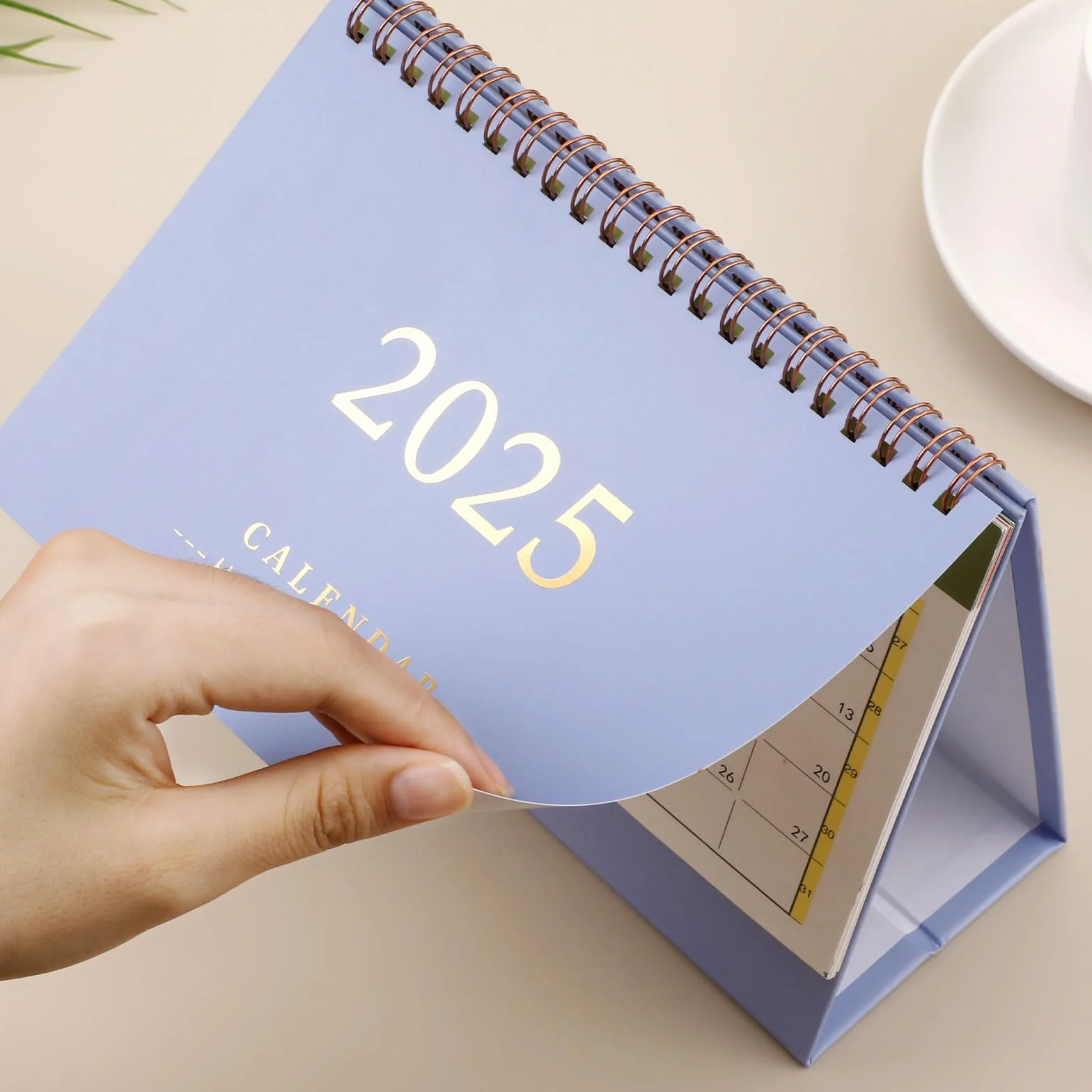 Kalendarz na Biurko 2024-2025, 19x16cm Odwracany na Stojaco Kalendarz Obowiazujacy od Lipca 2024 r. do Grudnia 2025 r. do Szkoly Biura i Domu (Fioletowy)