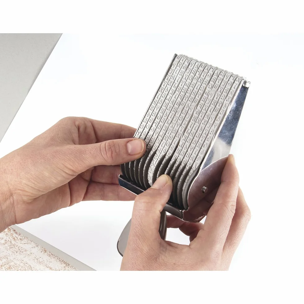 Rayher pieczątka na taśmie słownej 13 regulowanych taśm z literami cyframi znakami wysokość czcionki 4 mm długość tekstu 6,8 mm metal 2,35x1,3x0,5 cm