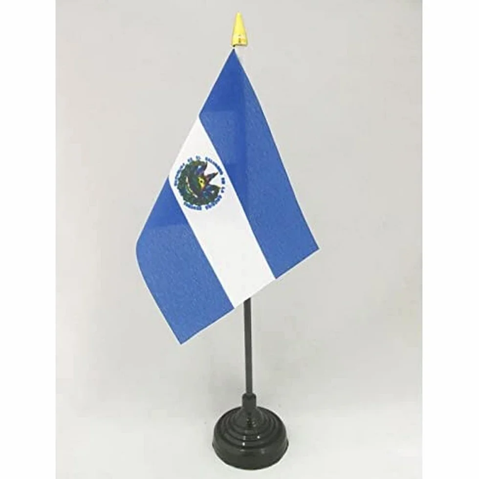 Drapeau de Table El Salvador avec Pointe Or, 15cm x 10cm
