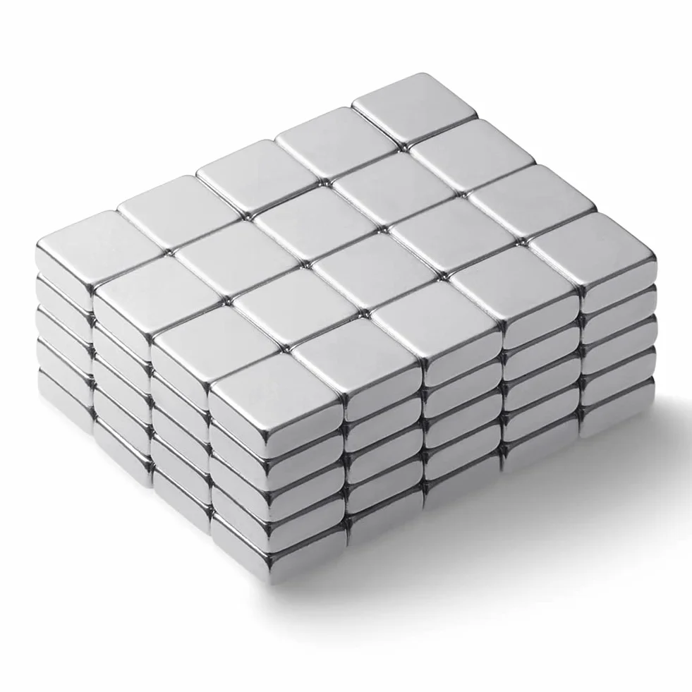 BTLIN Kwadratowe magnesy mini magnes neodymowe bardzo mocny 100 szt. do lodówki tablicy suchościeralnej rzemiosła biurowego, 5 mm x 5 mm x 2 mm