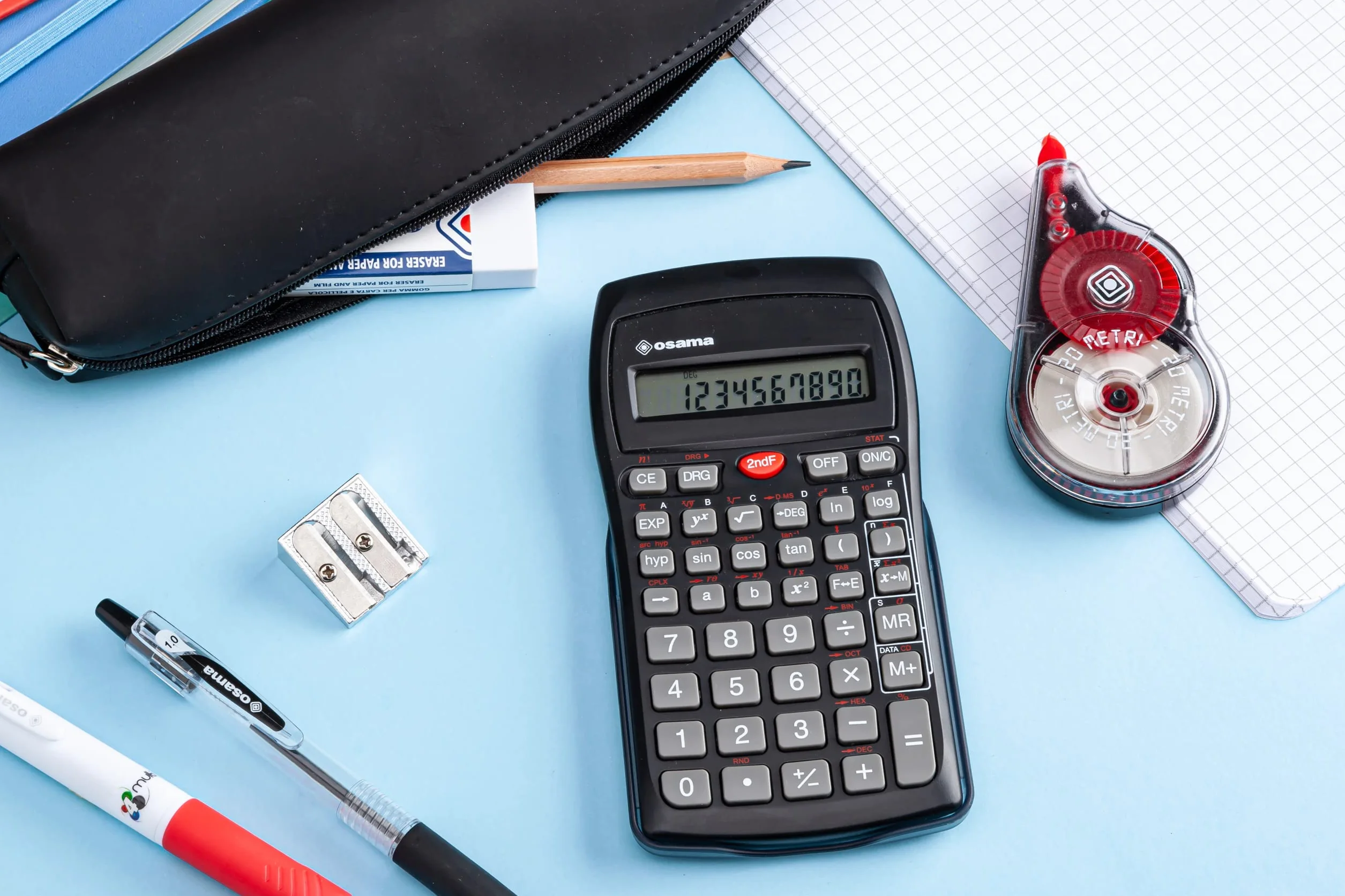 Osama - Calculadora Cientifica Escuela Ideal Como Accesorios y Material Oficina, Con 56 Funciones, 10 Cifras en Mantissa y 2 en Exponente - Calculadora Científica Con Funda Rígida Corredera, Negro
