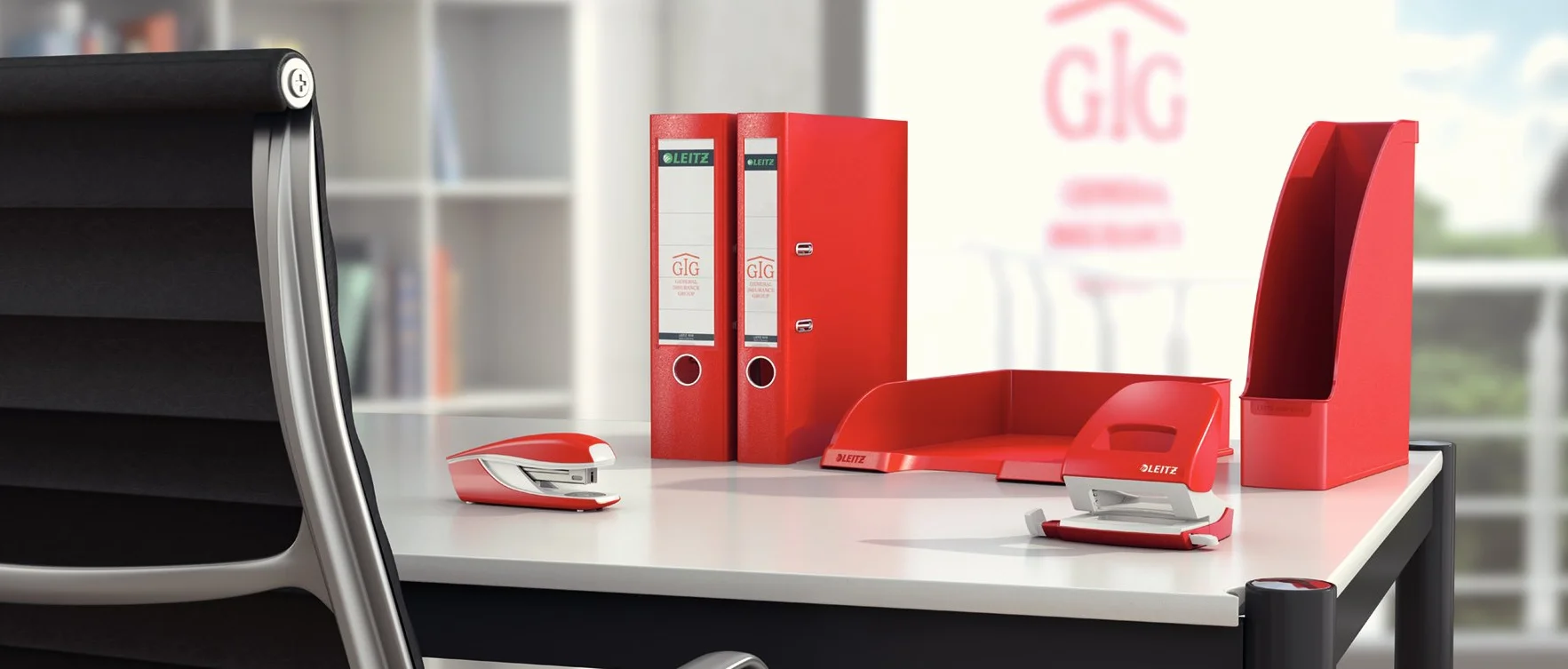 Leitz 50080025 dziurkacz biurowy z metalu, na 30 arkuszy, szyna ograniczająca z formatem, ergonomiczny design, czerwony, 50080025