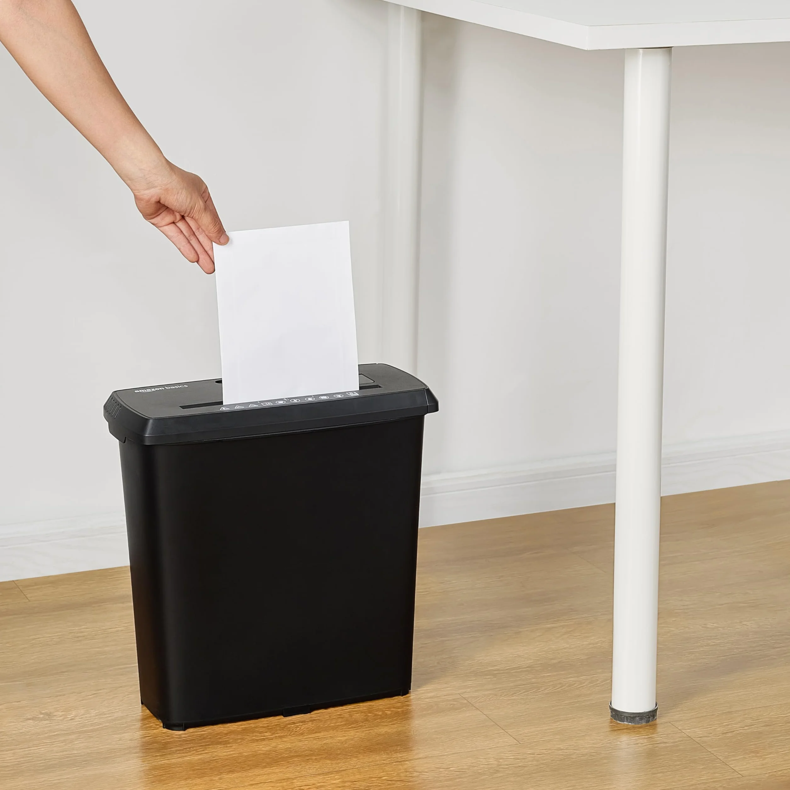 Amazon Basics Niszczarka dokumentów, ciecie w paski, do 8 arkuszy, czarna