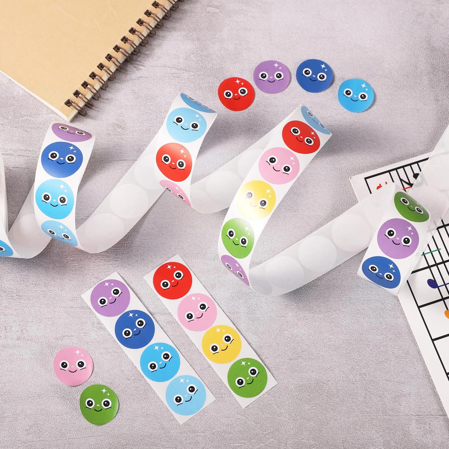 500szt Naklejki Happy Smile Face, 2,54cm Naklejka Happy Face Rolka 8 Kolorów Usmiechnieta Buzka Naklejki z Nagrodami dla Nauczycieli dla Dzieci Nagroda dla Nauczycieli Materialy Rekodzielnicze