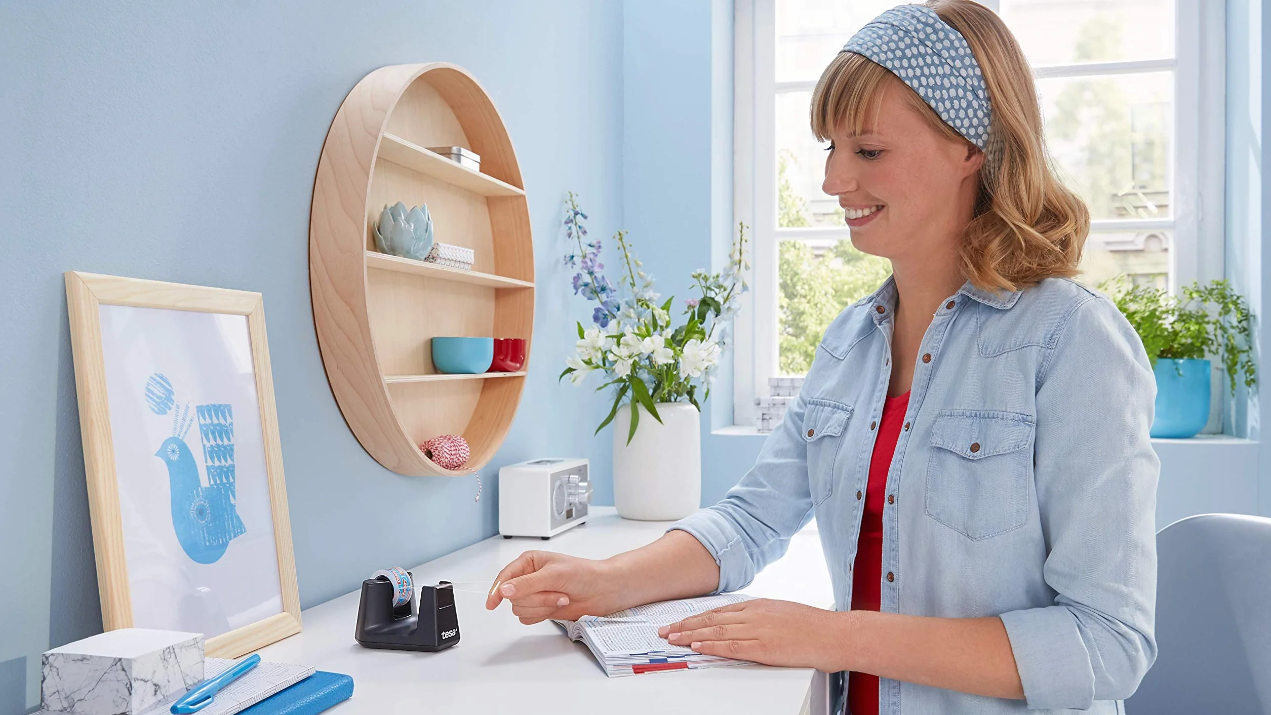 tesa® Easy Cut SMART kompaktowy dozownik stołowy do taśm samoprzylepnych, w zestawie z 1 rolką przezroczystej taśmy tesafilm