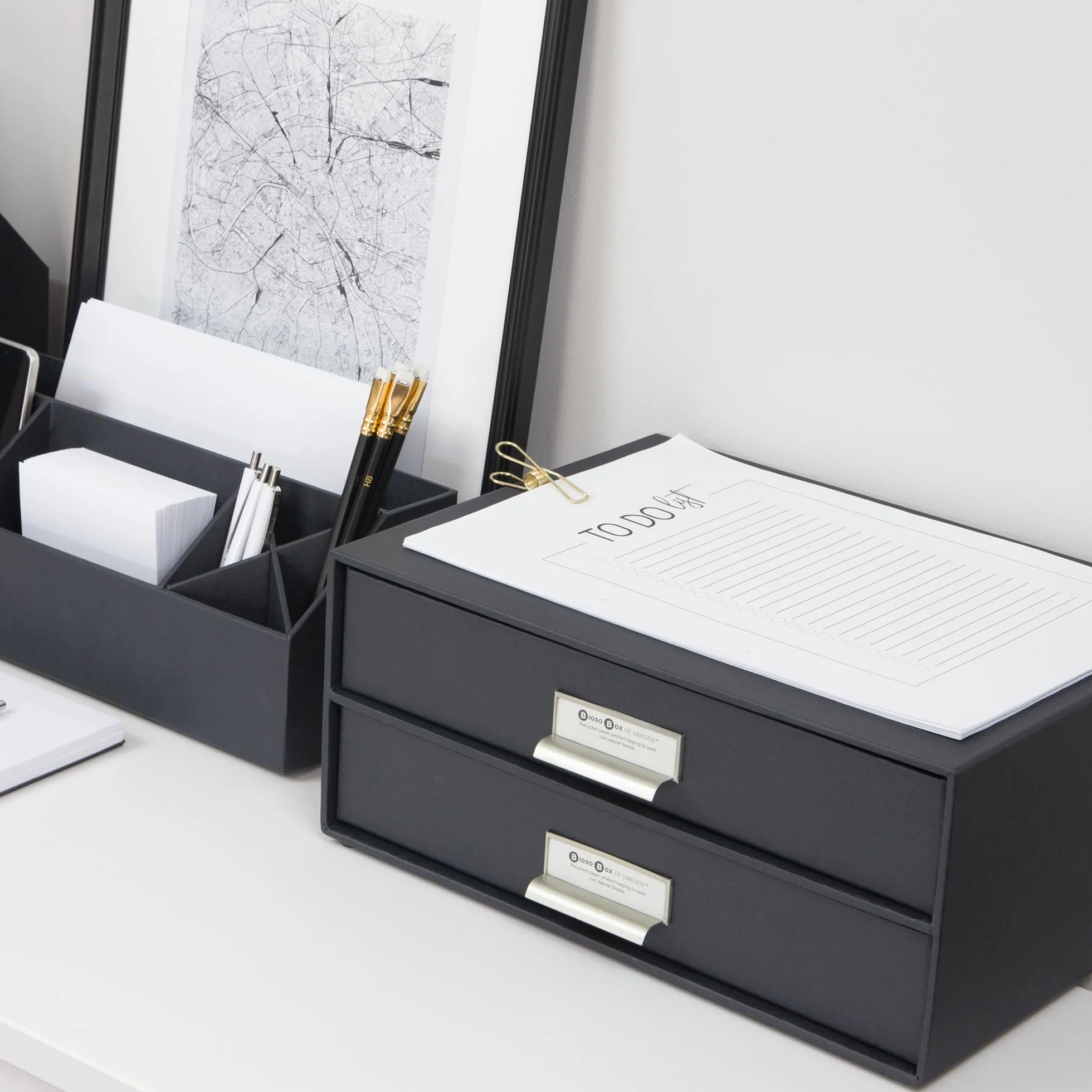 Bigso Box of Sweden BIRGER Pudełko z szufladami na dokumenty i artykuły biurowe – organizer na biurko z 2 szufladami – system odkładania z płyty pilśniowej i papieru – ciemnoszary