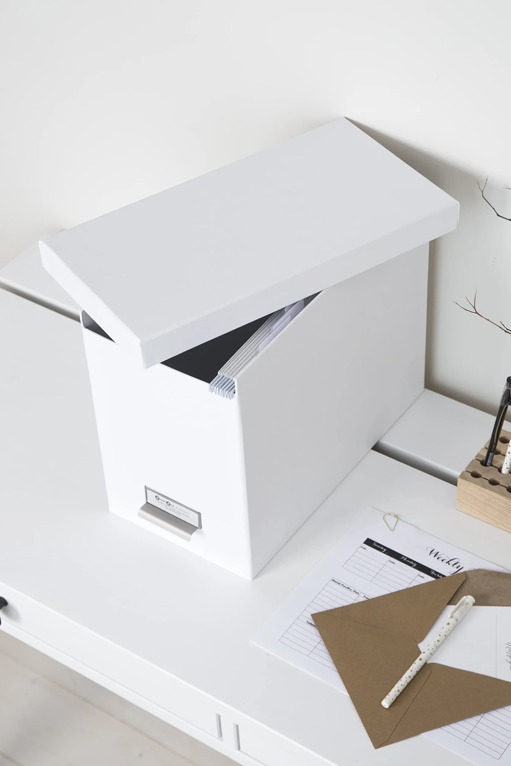 Bigso Box of Sweden JOHAN wiszące pudełko na teczki z pokrywką, płyta pilśniowa, papier, biały