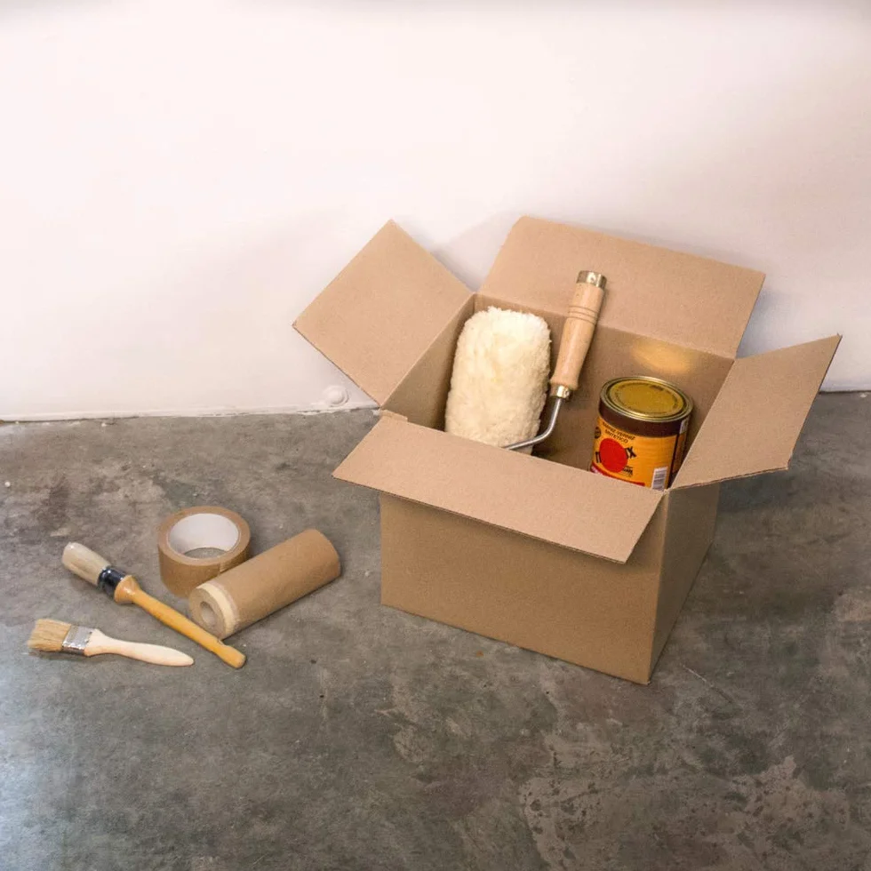 Opakowanie 25 kartonów ze wzmocnionego kartonu o wymiarach 25 x 20 x 15 cm i prostym K, wyprodukowane w Hiszpanii z kartonu pochodzącego z recyklingu, wytrzymałe do wysyłki, przechowywania i