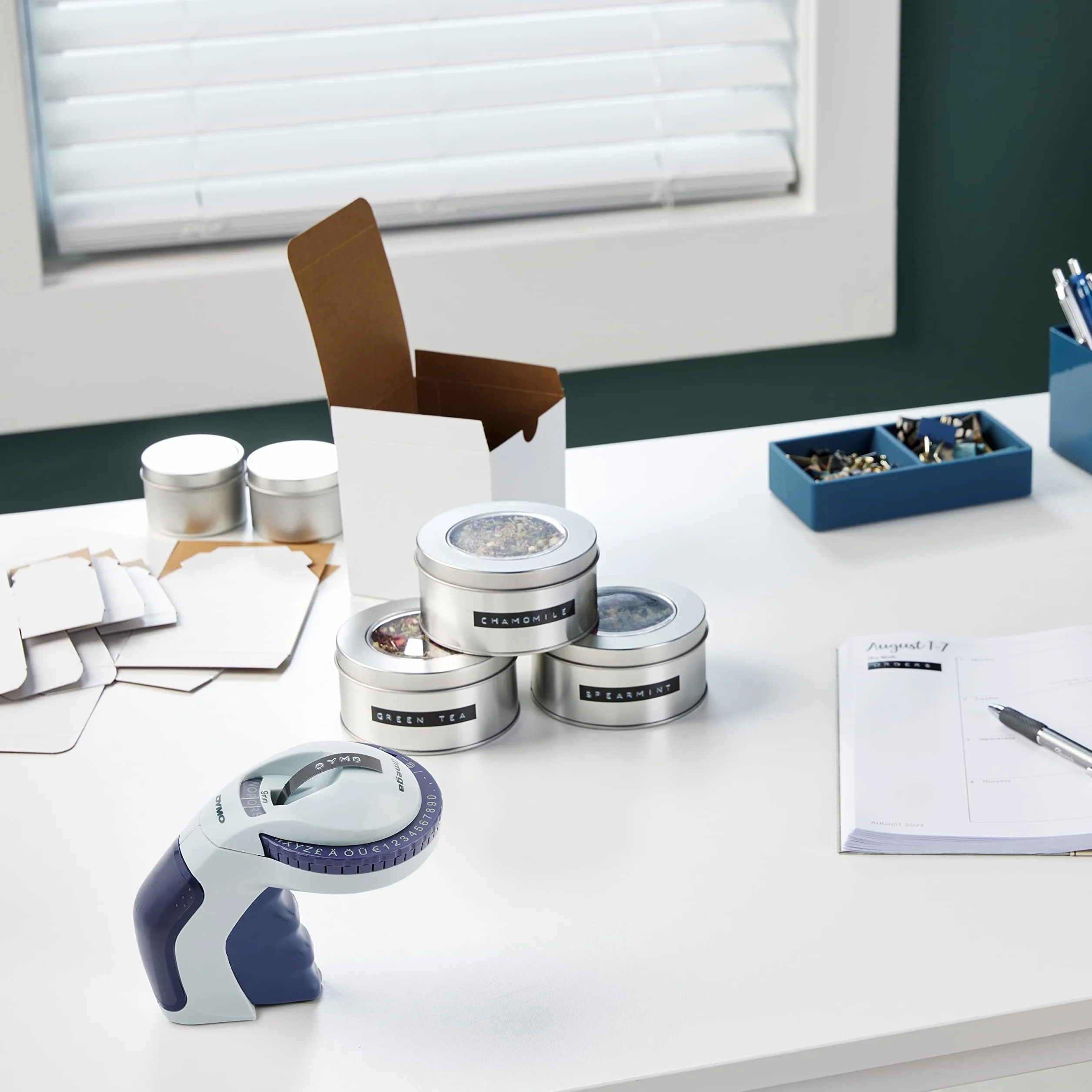 DYMO Maszyna do wytłaczania etykiet z 3 taśmami do etykiet, zestaw startowy Omega Label Maker | mały, ergonomiczny design z kółkiem obrotowym | do domu, majsterkowania i rękodzieła (€, Å, Ä, Æ i Ö)