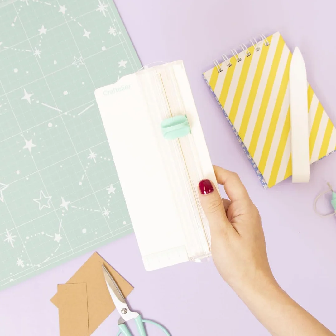 Craftelier - Mini przenośne nożyce do pomiaru i cięcia papieru i tektury do scrapbookingu lub rzemiosła ze składanym, ostrzem i przezroczystą linijką | Rozmiar 9 x 17 cm