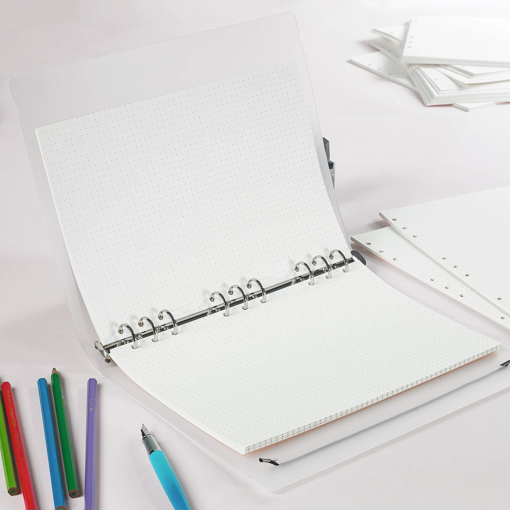 90 arkuszy papieru punktowego B5, 9 otworów, kropkowany papier uzupełniający do segregatorów pierścieniowych i Bullet Journaling – przyjazny dla środowiska papier biurowy (18 x 25,5 cm)