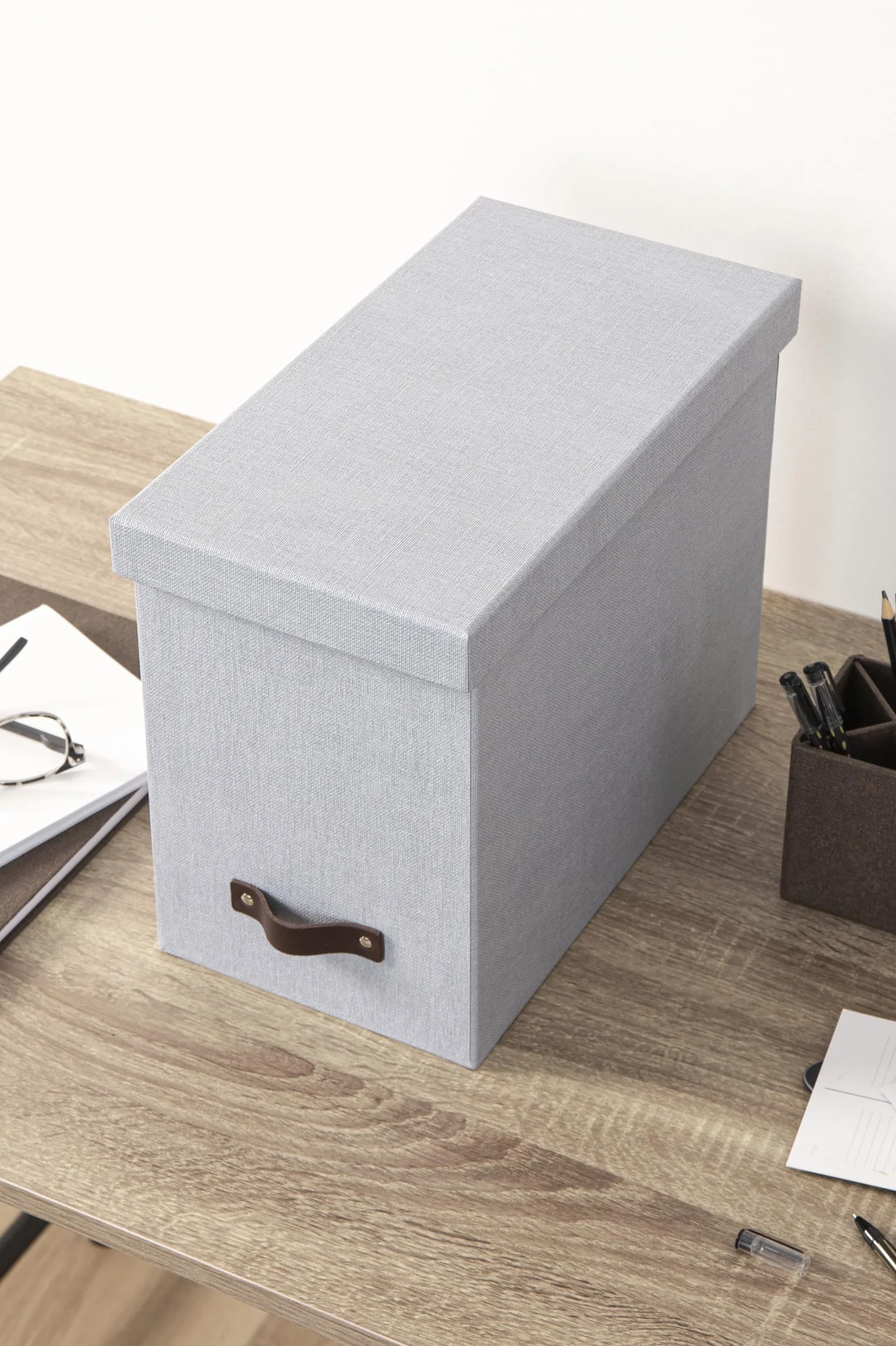 Bigso Box of Sweden JOHAN Pudełko archiwalne z pokrywką 8 zawieszanymi skoroszytami płyty pilśniowej papieru jasnoszare