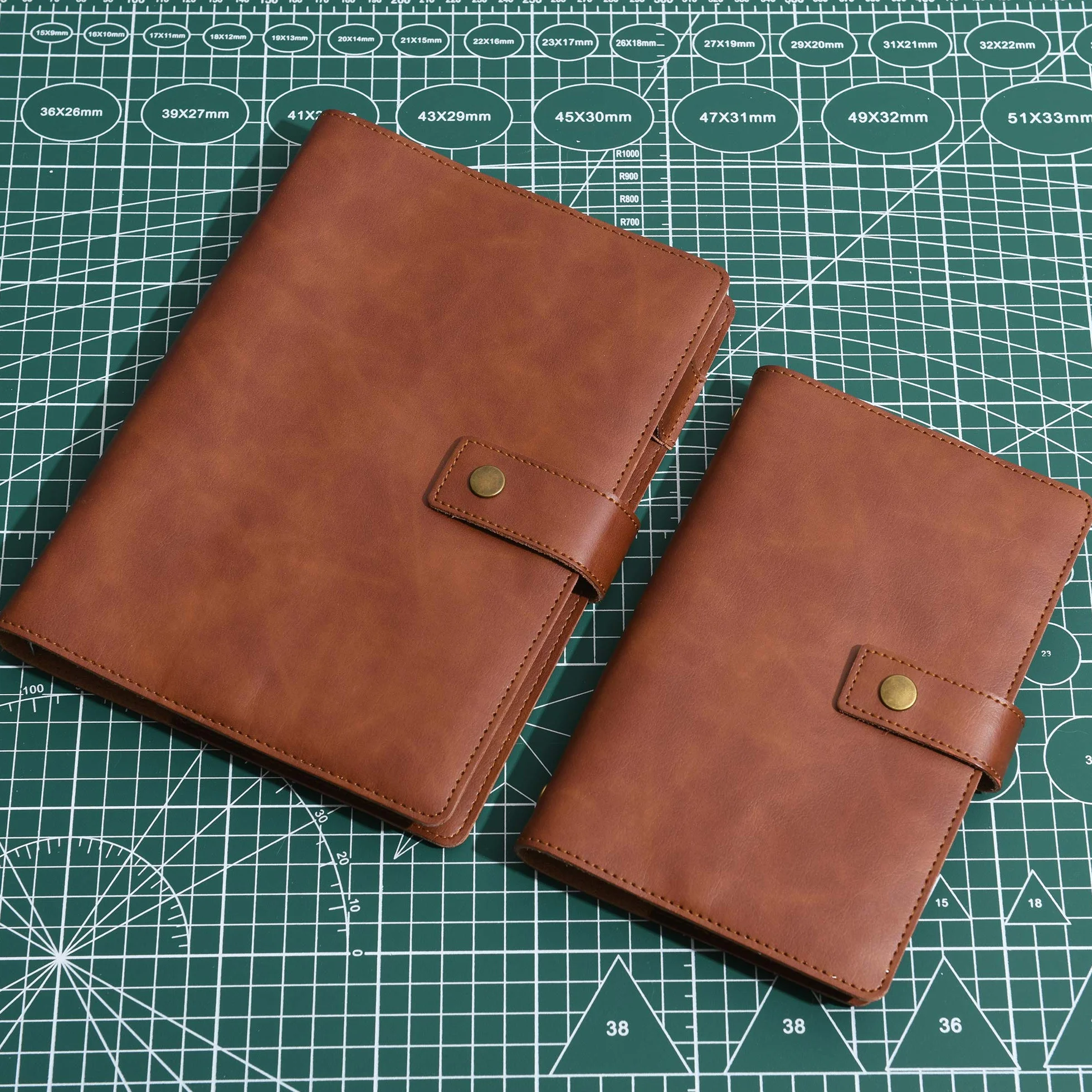 Wonderpool Binder skórzany dziennik zestaw wielofunkcyjny do wielokrotnego napełniania notatnik spiralny pamiętnik - kratka w kropki papier i kieszenie wewnętrzne z prawdziwej (Kawowy, A5)